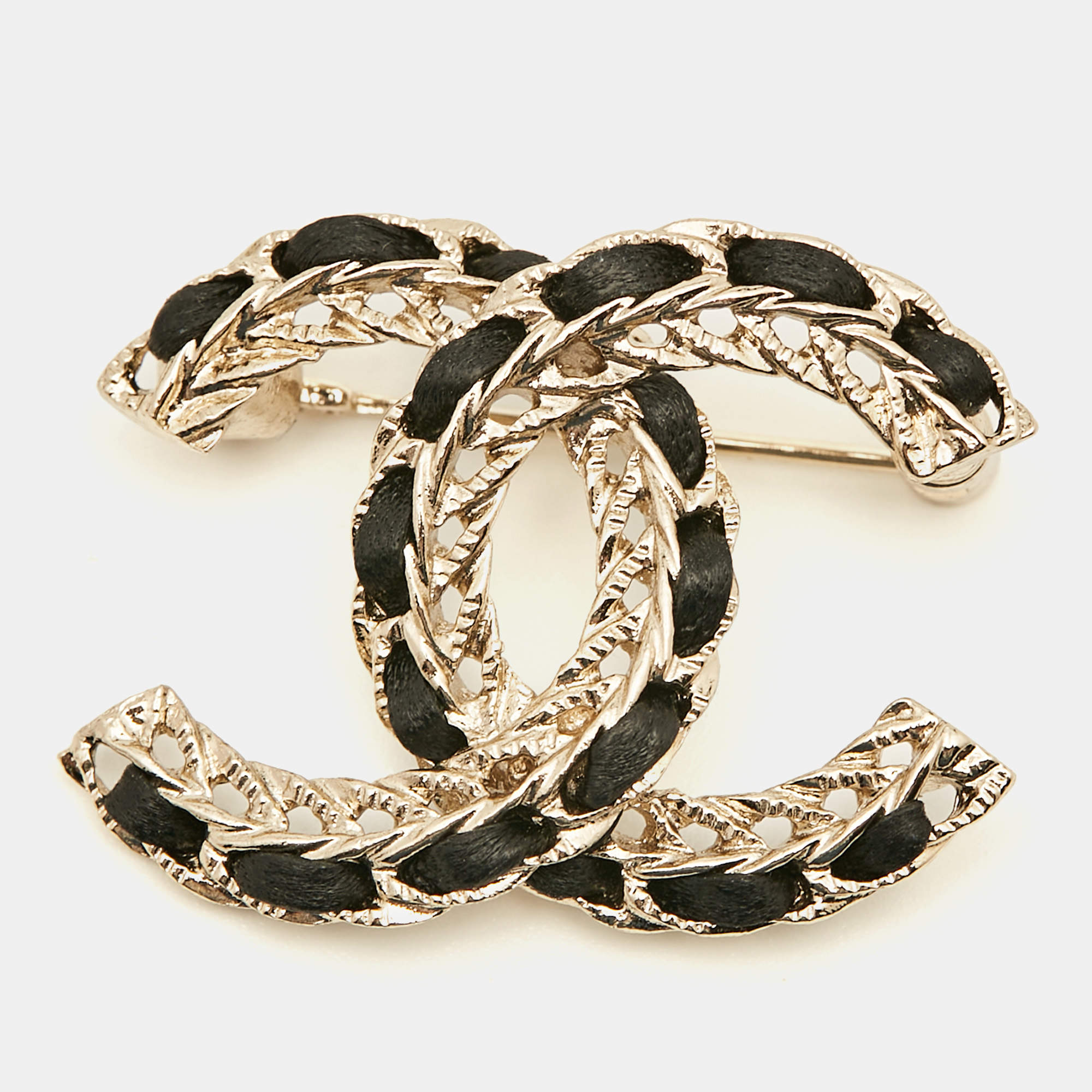 مملوكة مسبقًا Chanel CC Leather Gold Tone Brooch