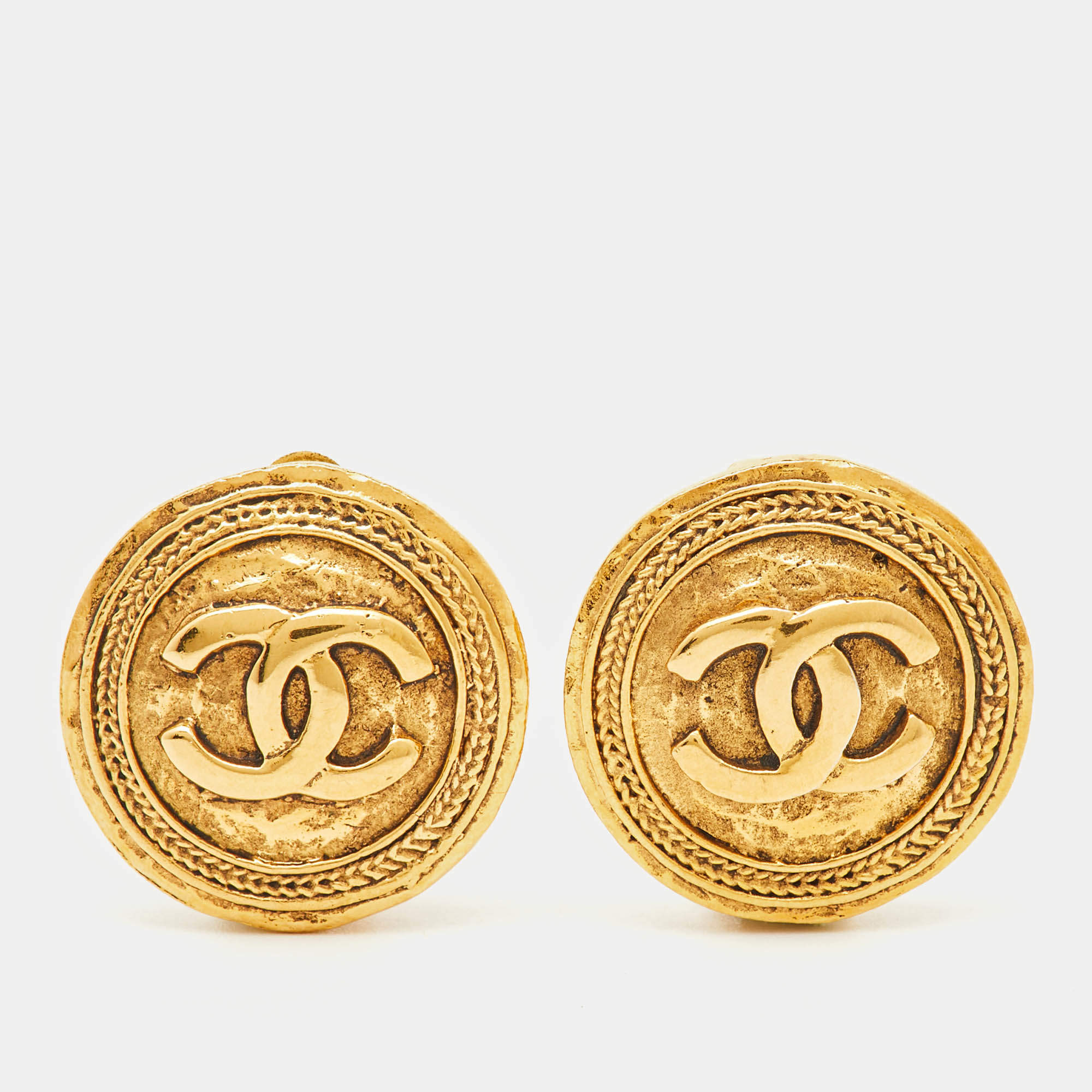 مملوكة مسبقًا Chanel CC Medallion Gold Tone Clip On Earrings