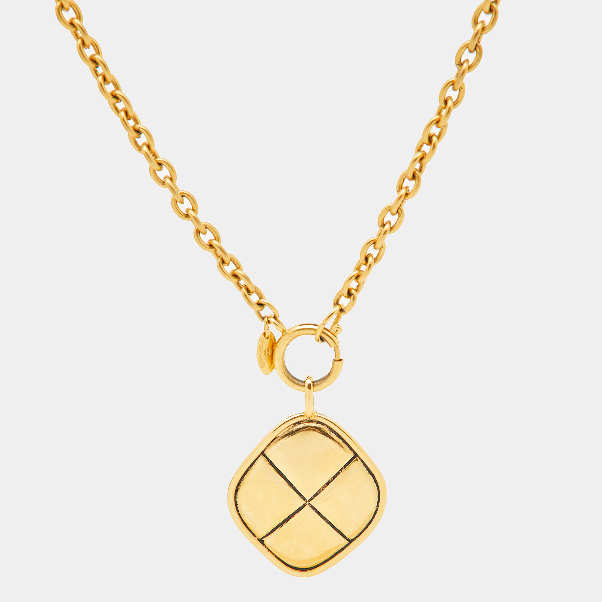 Pre Owned Chanel CC Matelassé Diamond Shape Gold Tone Necklace