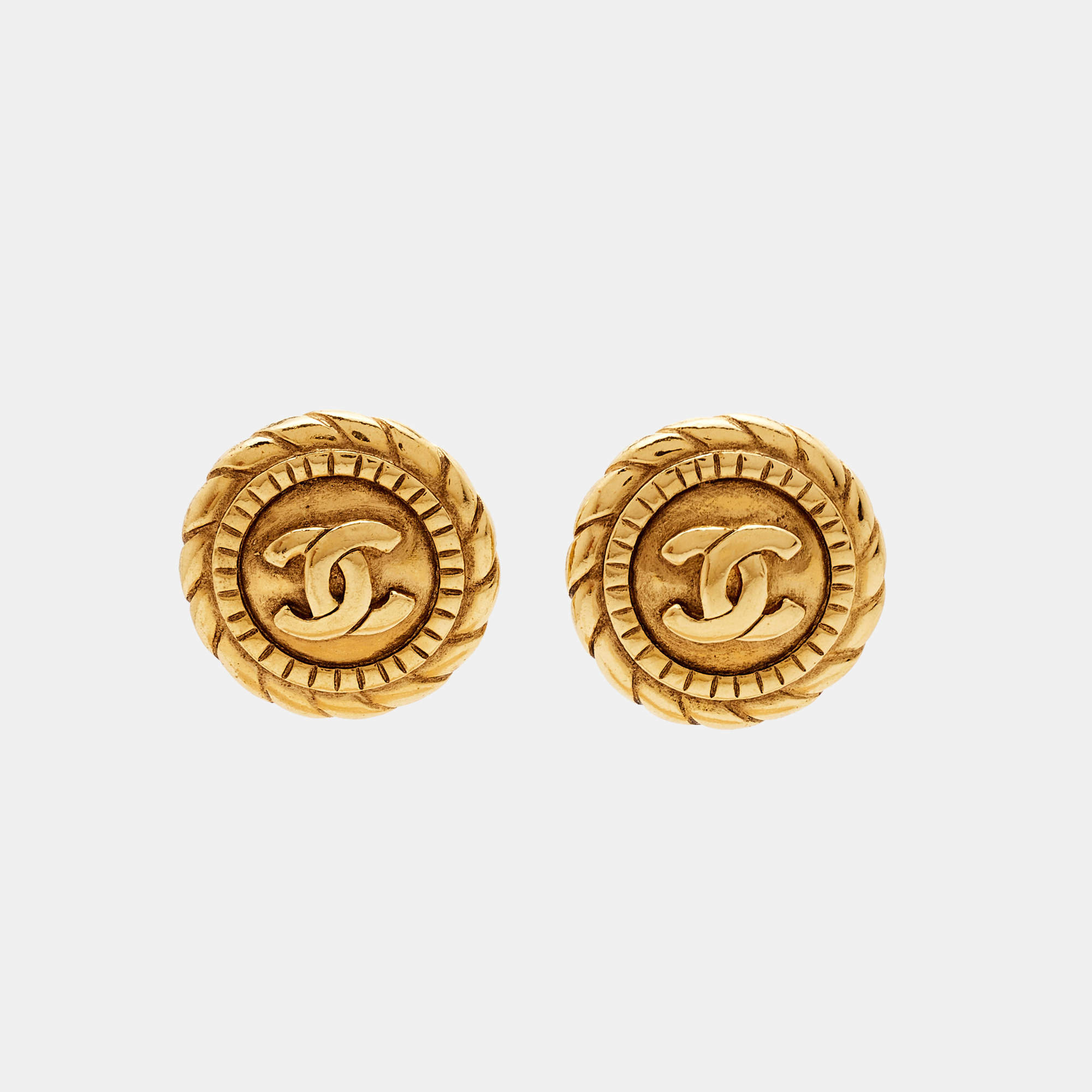 Pre Owned Chanel CC Gold Tone Round Clip-on Stud Earrings