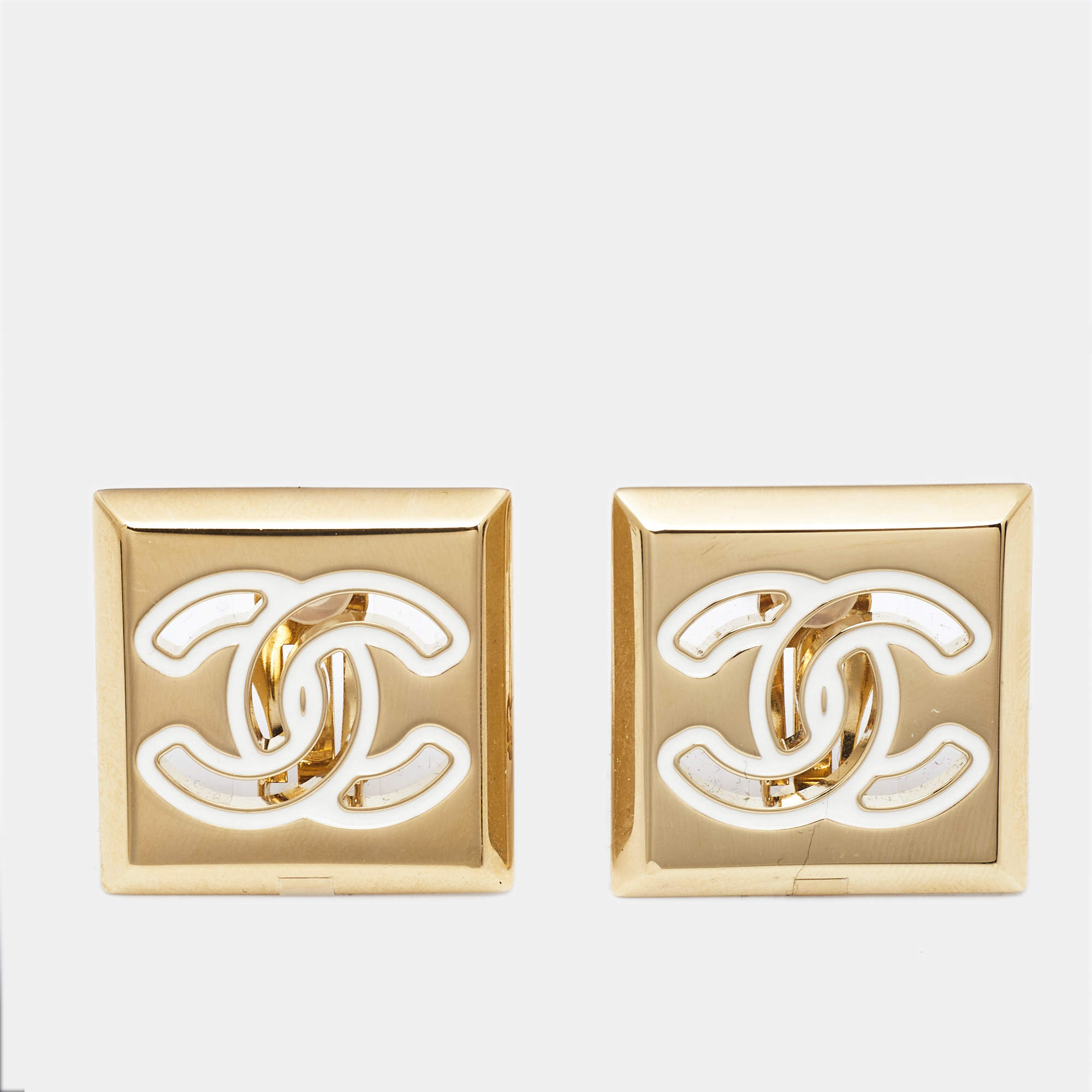 مملوكة مسبقًا Chanel CC Enamel Gold Tone Earrings