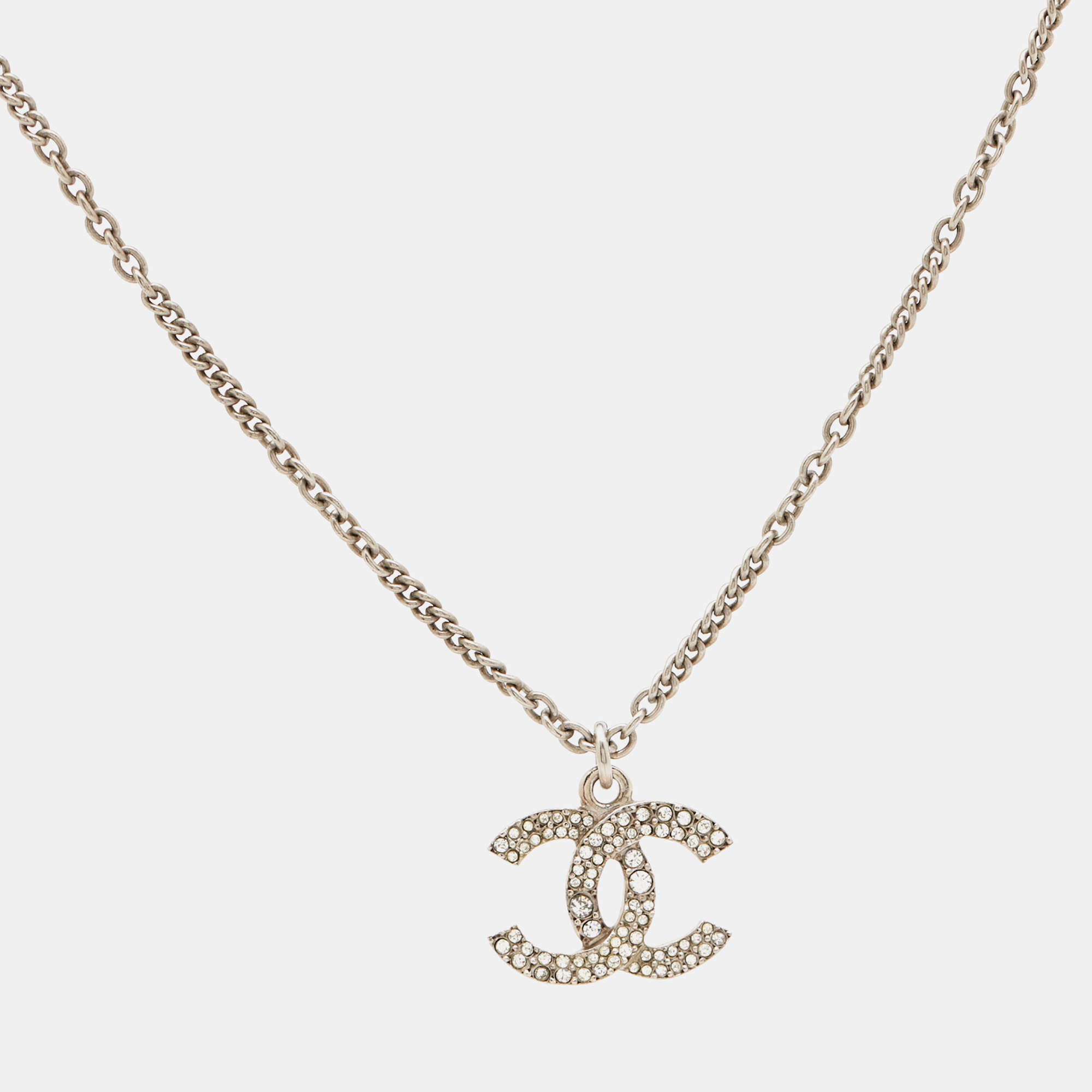 Pre Owned Chanel CC Crystals Faux Pearl Silver Tone Necklace