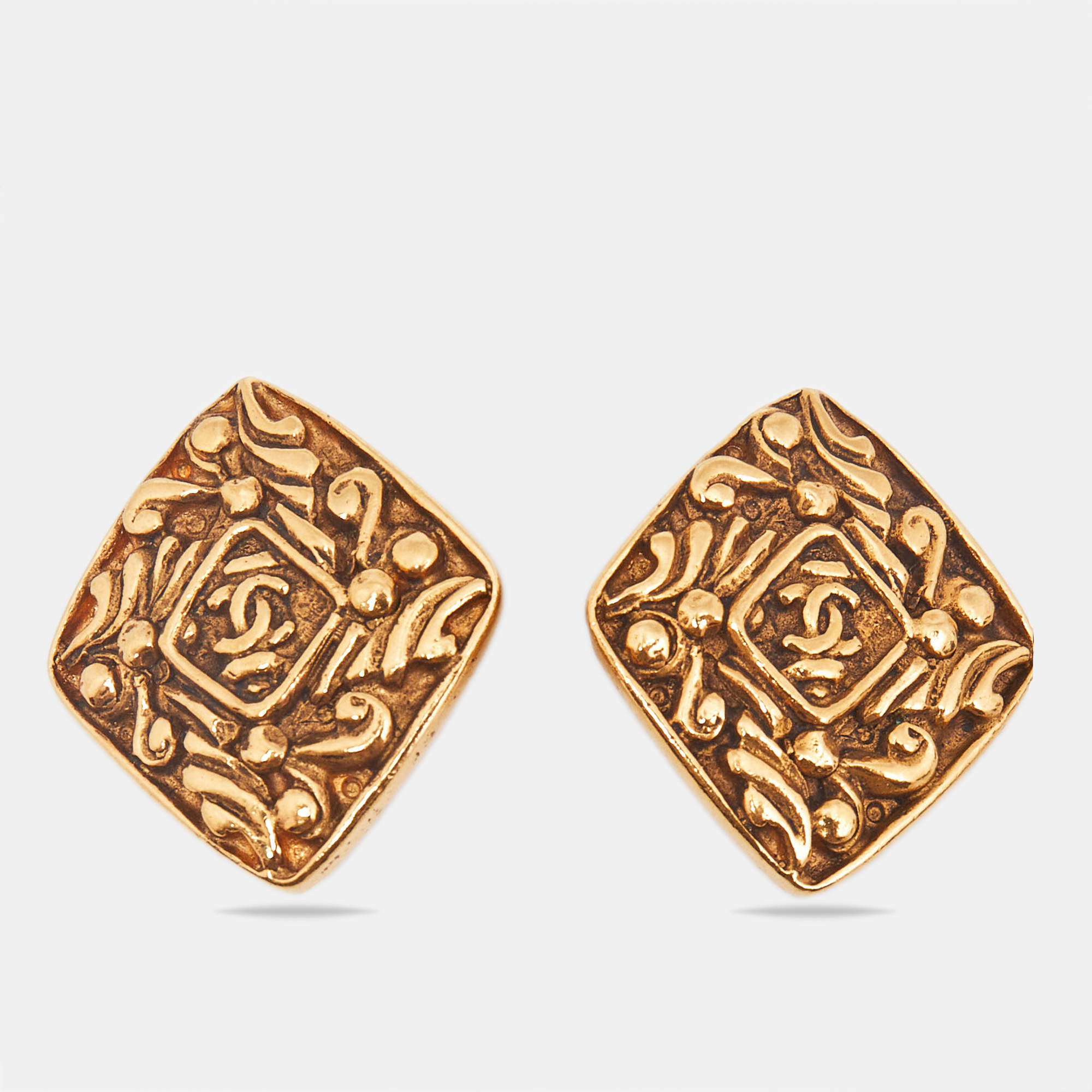 Pre Owned Chanel CC Gold Tone Clip On Earrings