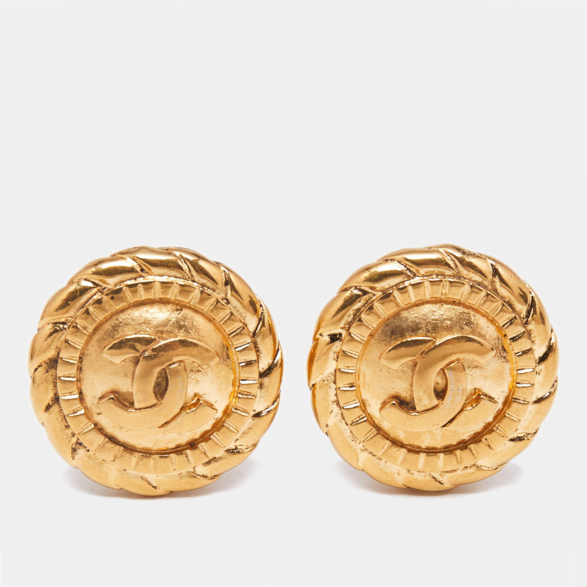 Pre Owned Chanel CC Round Gold Tone Clip On Earrings