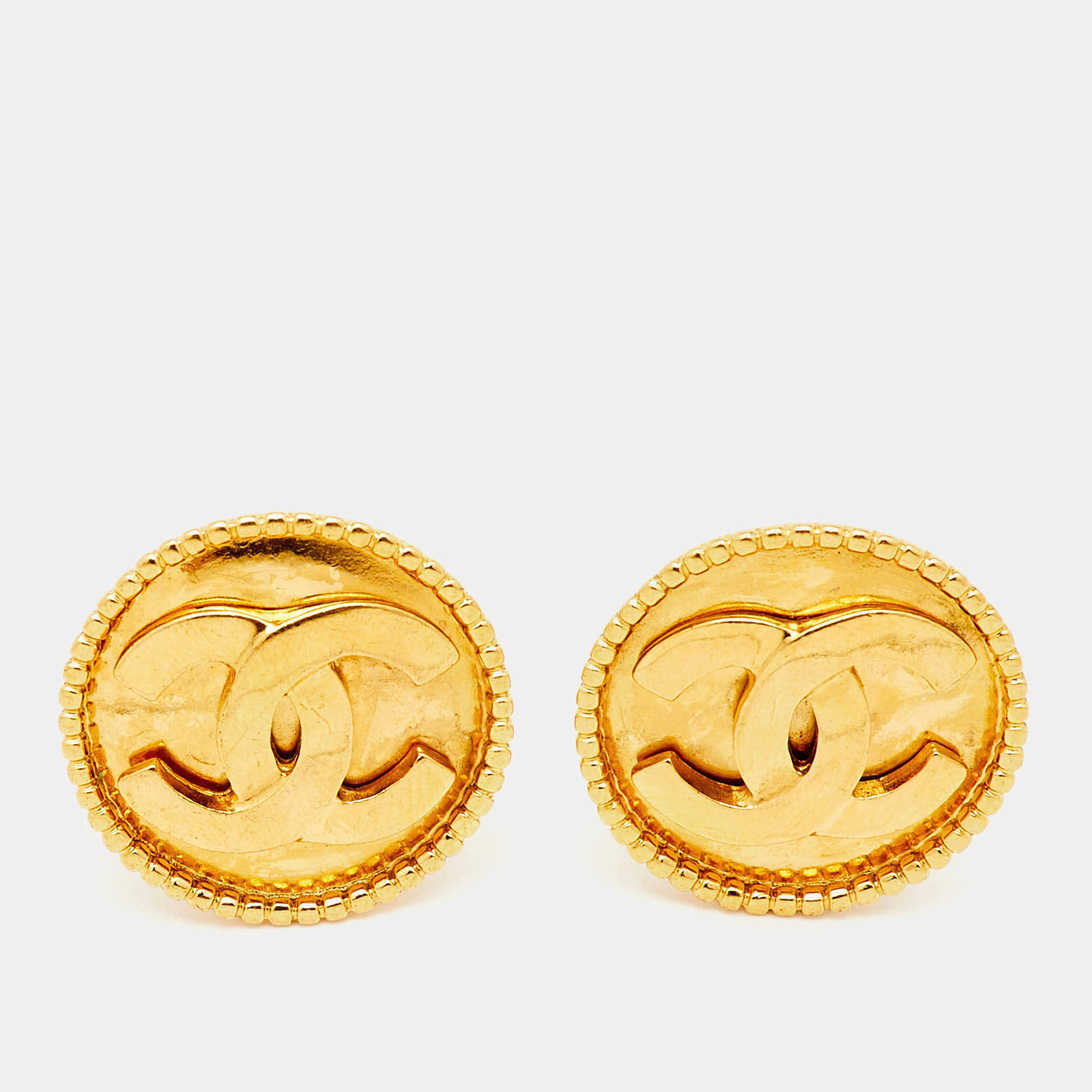 Pre Owned Chanel CC Gold Tone Round Clip-on Stud Earrings