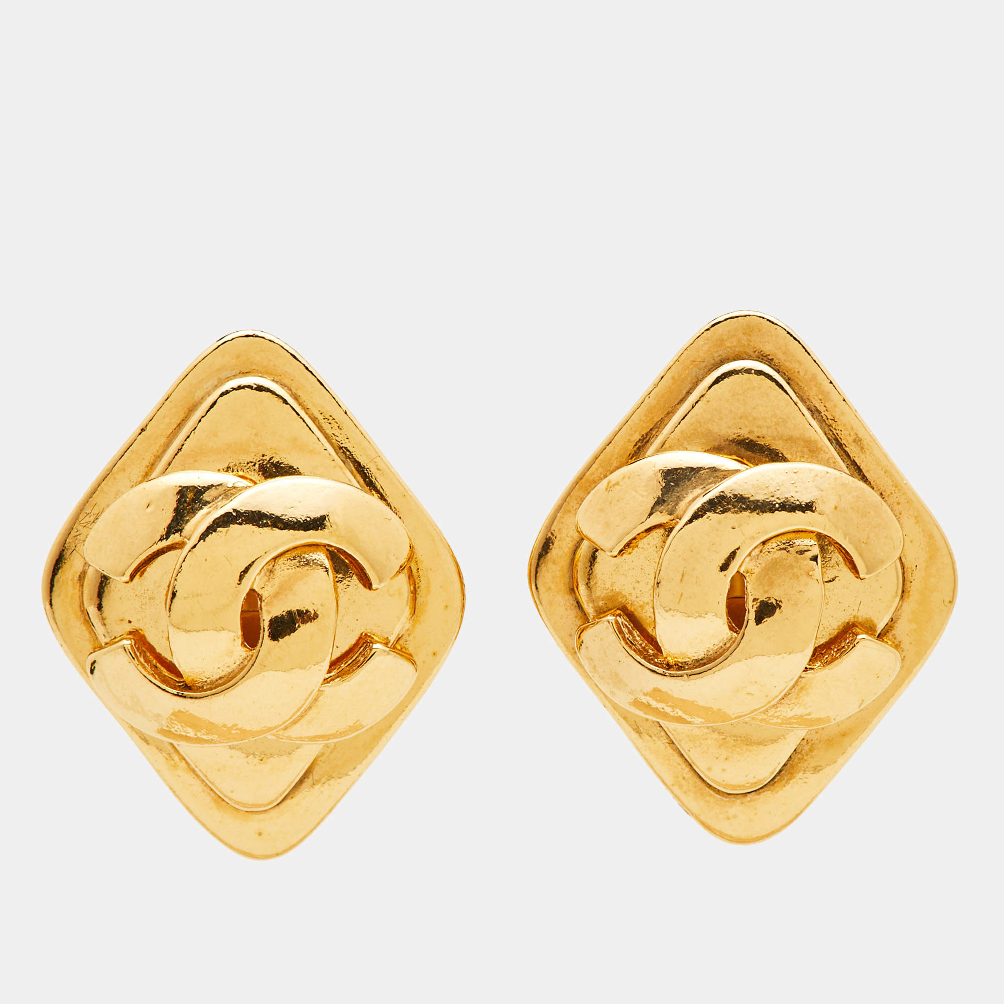 Pre Owned Chanel CC Gold Tone Rhombus Clip-on Earrings