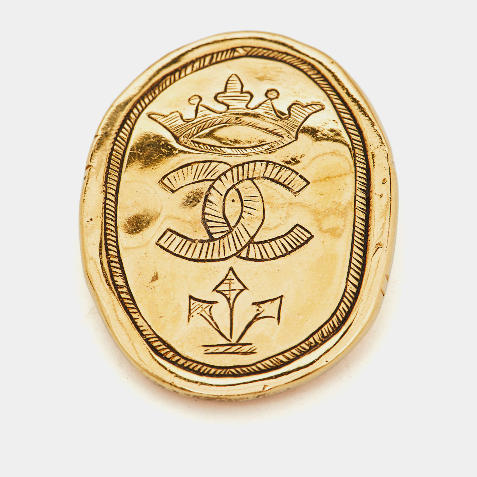 مملوكة مسبقًا دبوس بروش شانيل CC بتاج بزخرفة ب اللون الذهبي