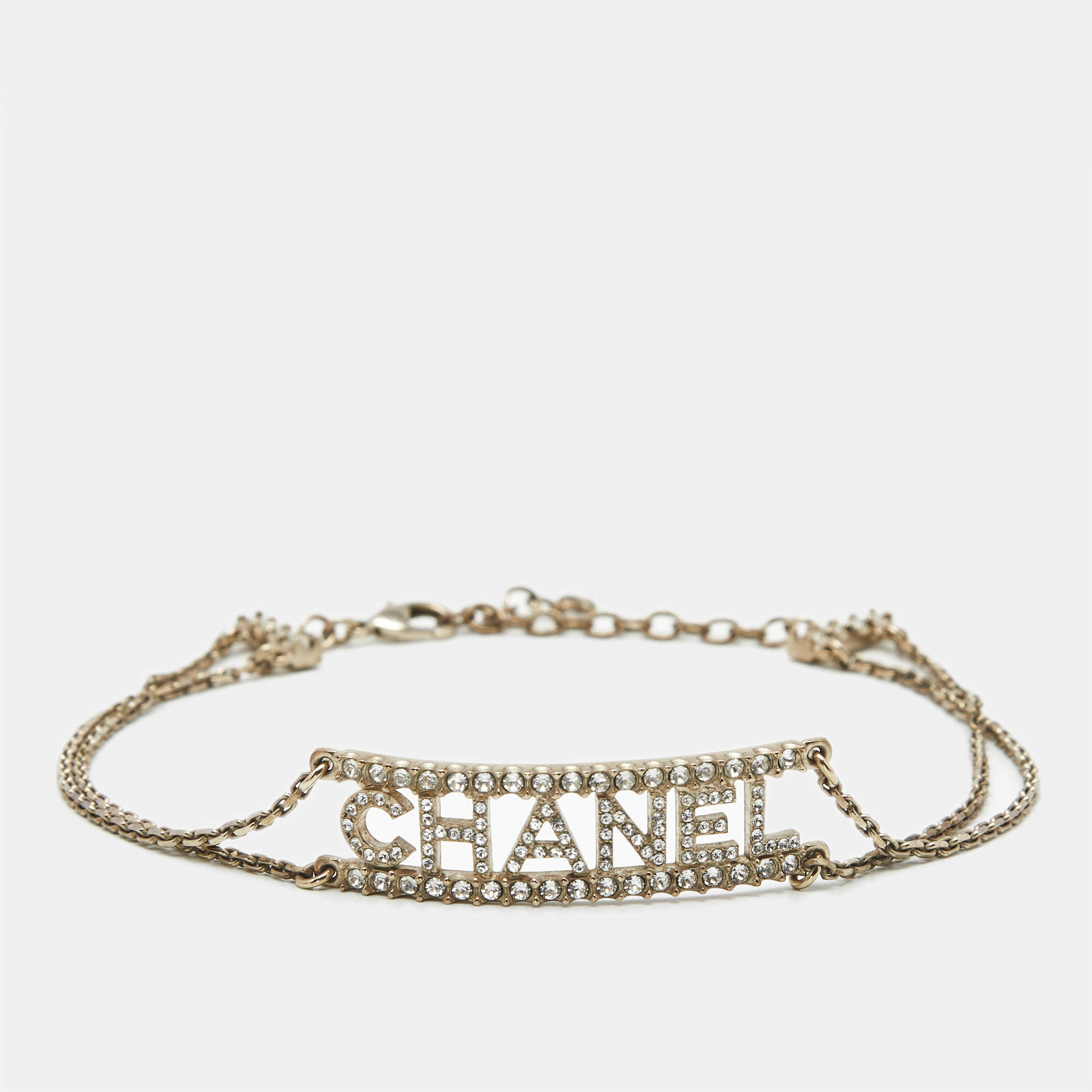 مملوكة مسبقًا قلادة شانيل كريستالات شعار ومعدن ذهبي اللون تشوكر