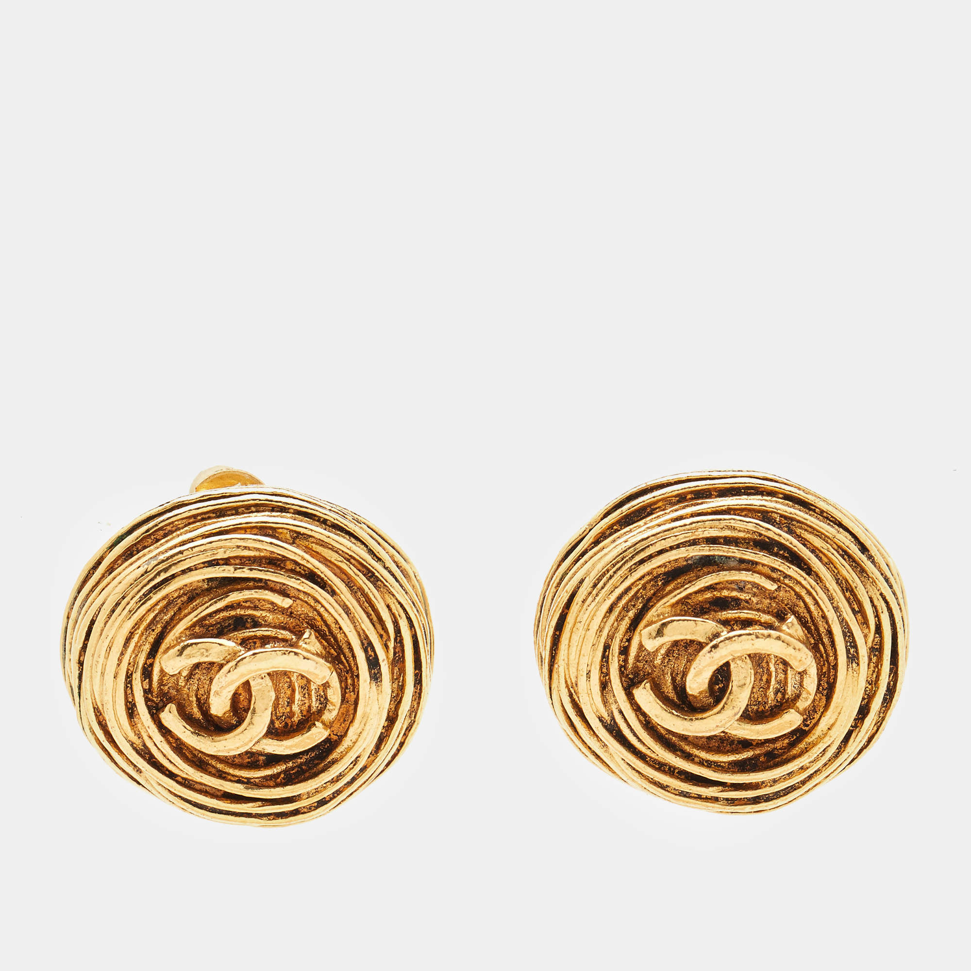 مملوكة مسبقًا أقراط كليب شانيل سي سي مستديرة نسيجية لون ذهبي