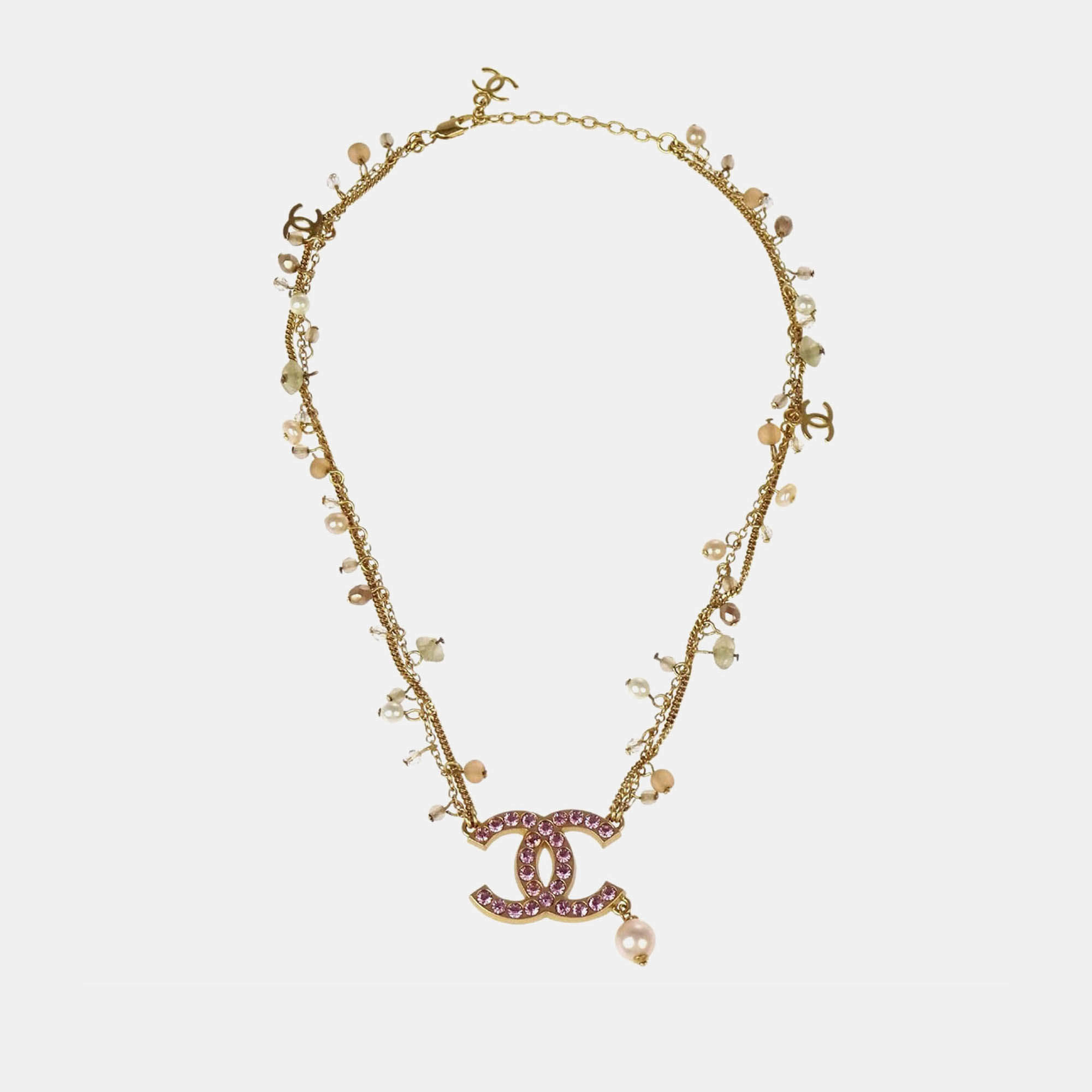مملوكة مسبقًا قلادة سلسلة ذهبية بشعار CC من شانيل مرصعة بحجر الراين ولؤلؤ صناعي