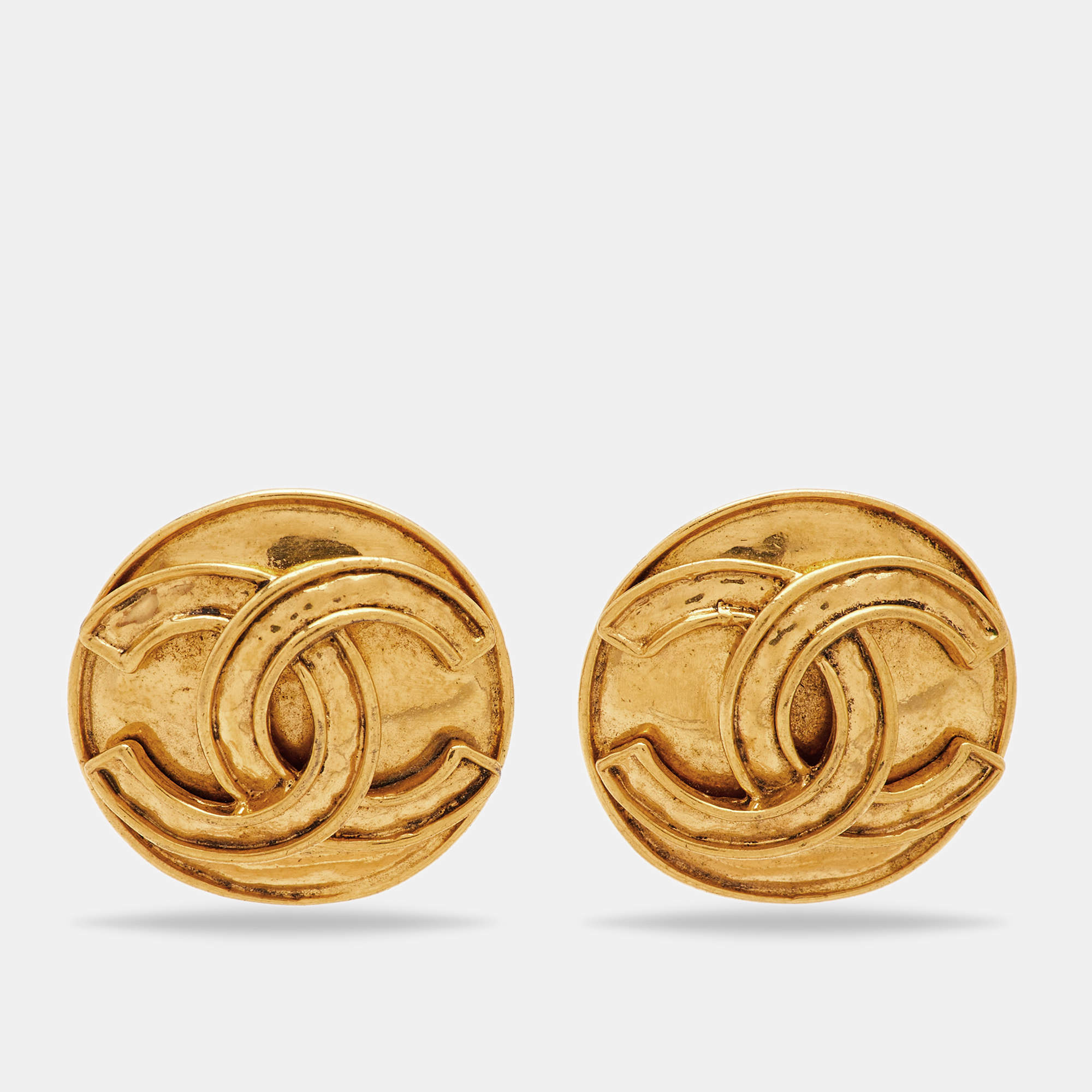 Pre Owned Chanel CC Gold Tone Round Clip-on Stud Earrings