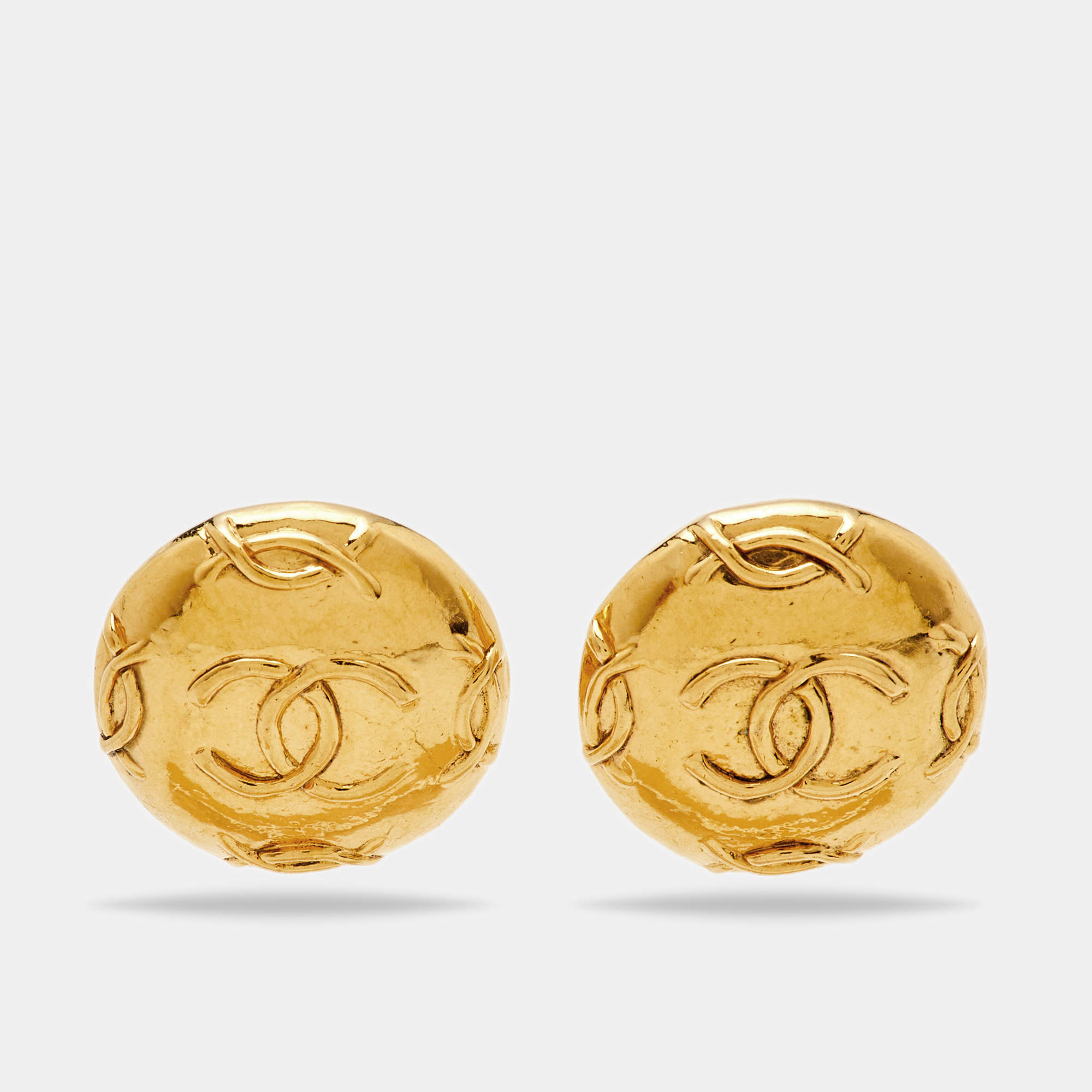 Pre Owned Chanel CC Gold Tone Round Clip-on Stud Earrings