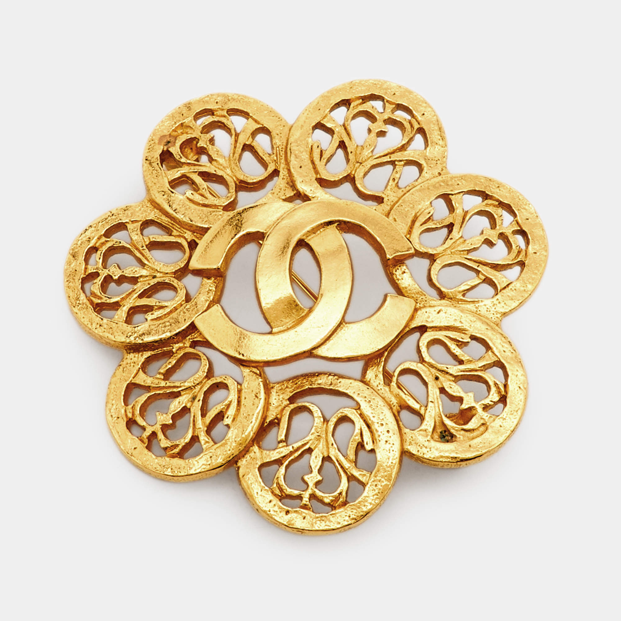 مملوكة مسبقًا بروش شانيـل سي سي تصميم مفتوح دائري بلون ذهبي