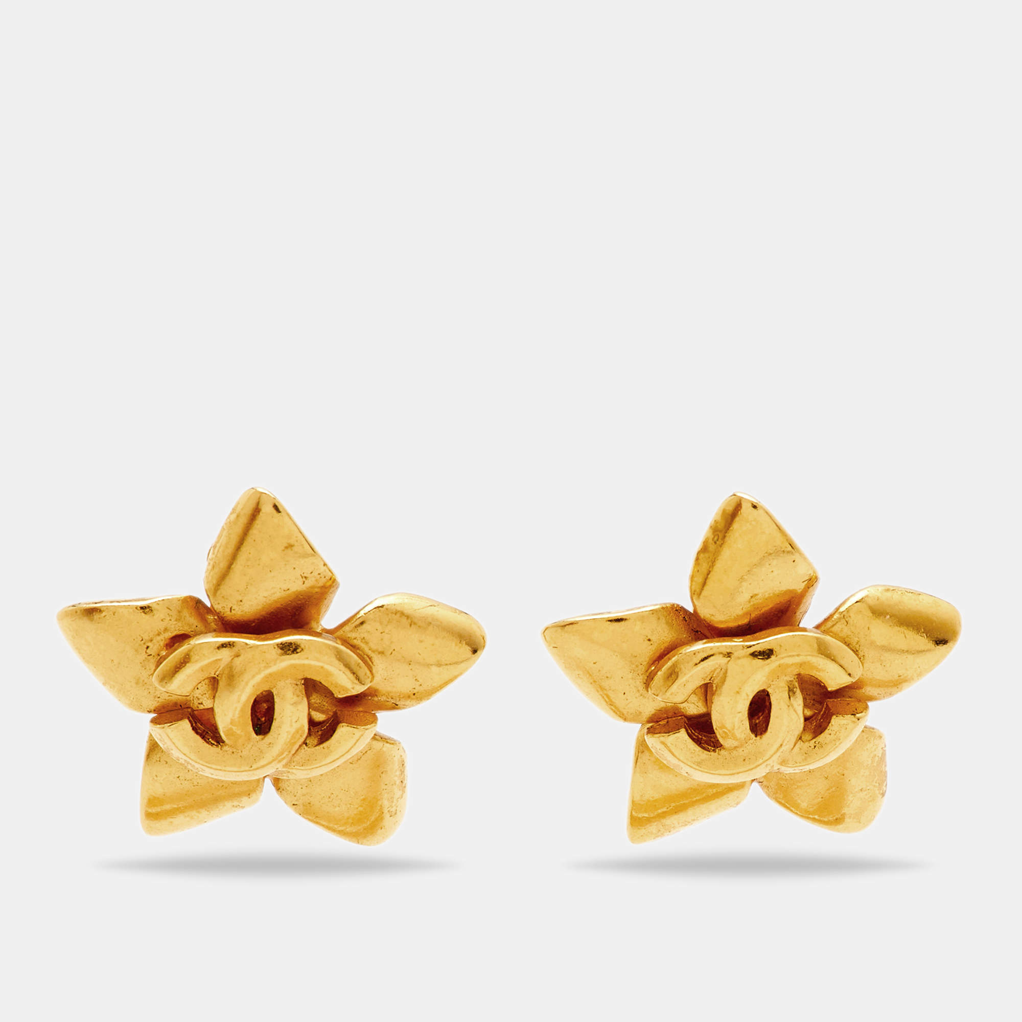 Pre Owned Chanel CC Flower Gold Tone Clip-on Stud Earrings