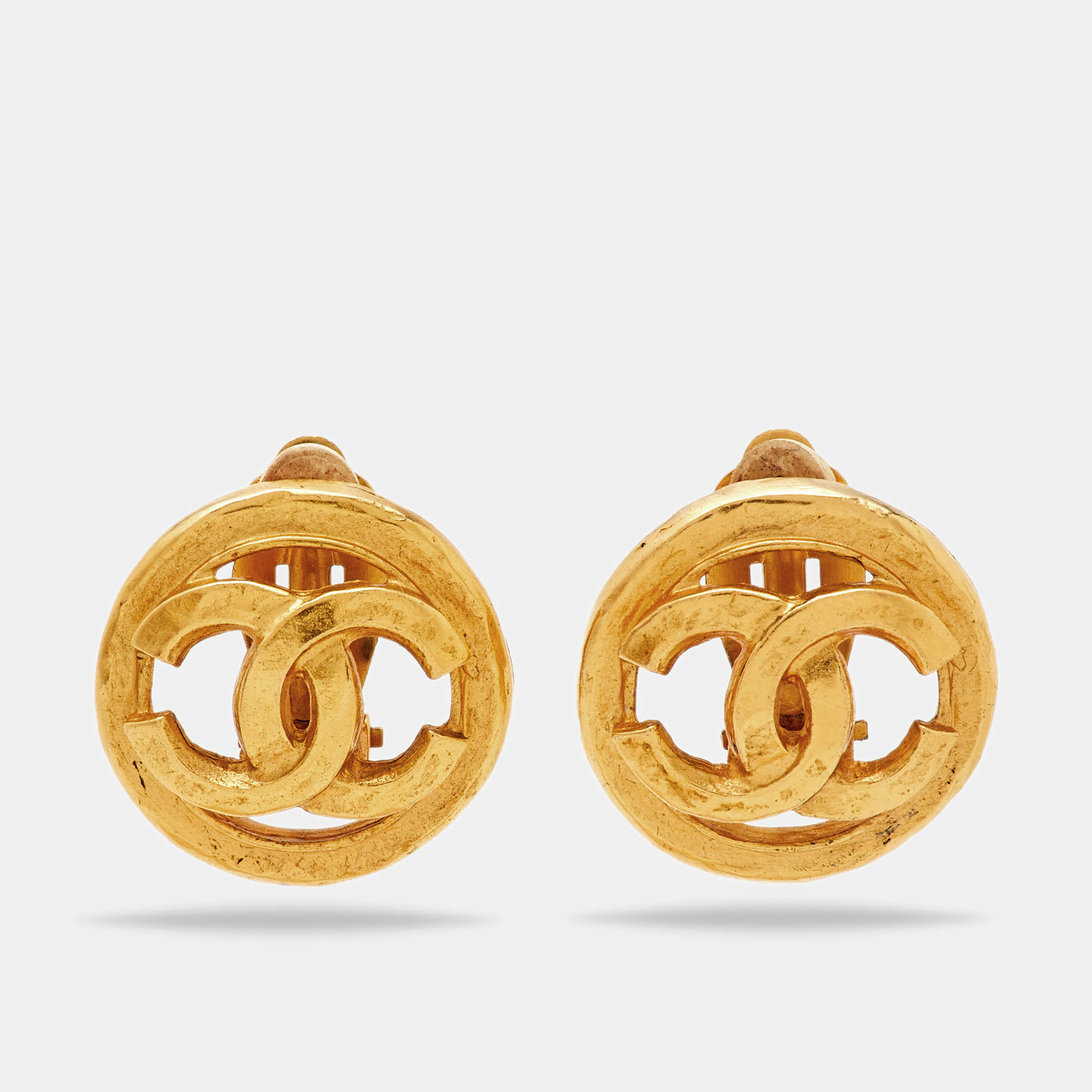 Pre Owned Chanel CC Gold Tone Round Clip-on Stud Earrings