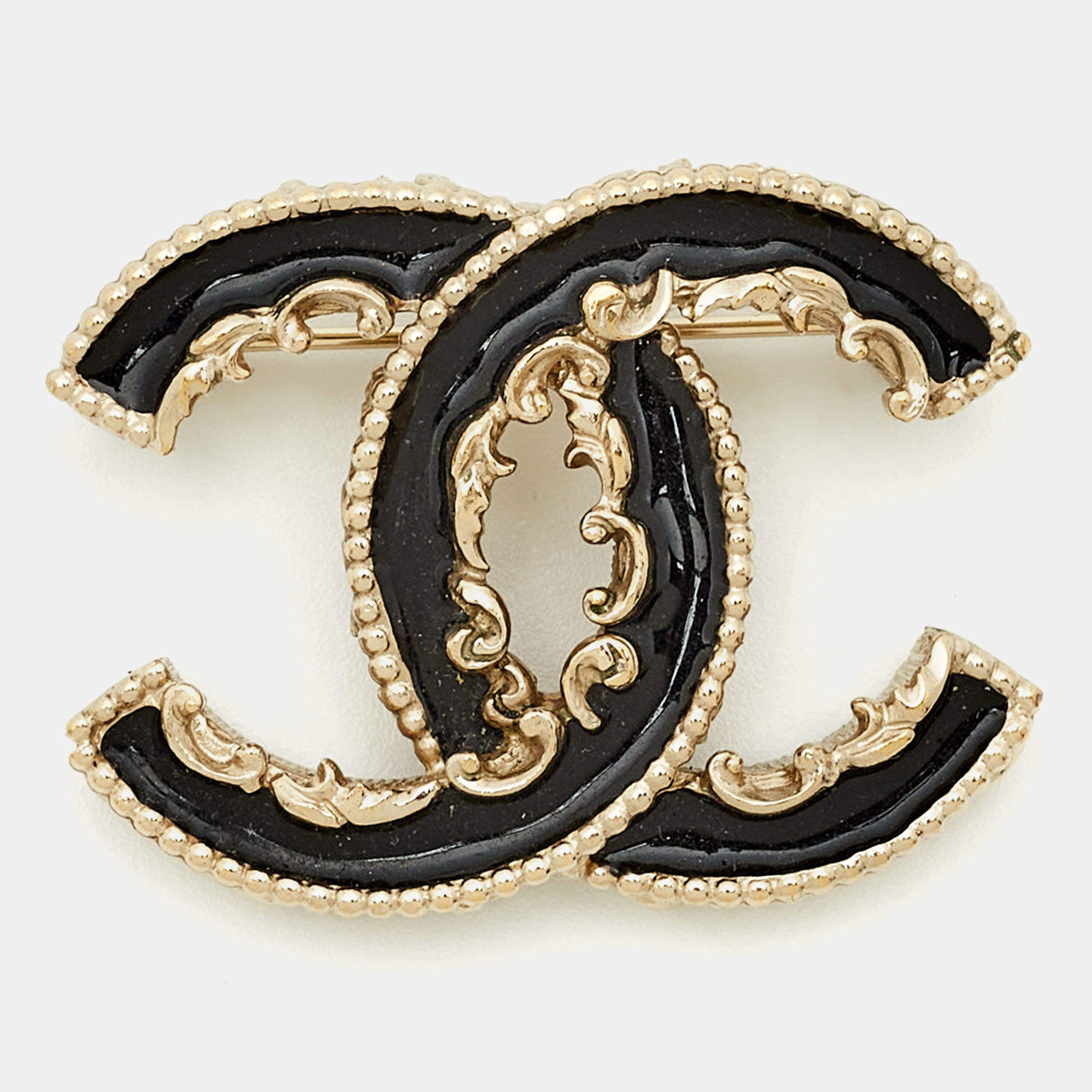 مملوكة مسبقًا Chanel  CC Black Enamel Baroque Gold Tone Pin Brooch