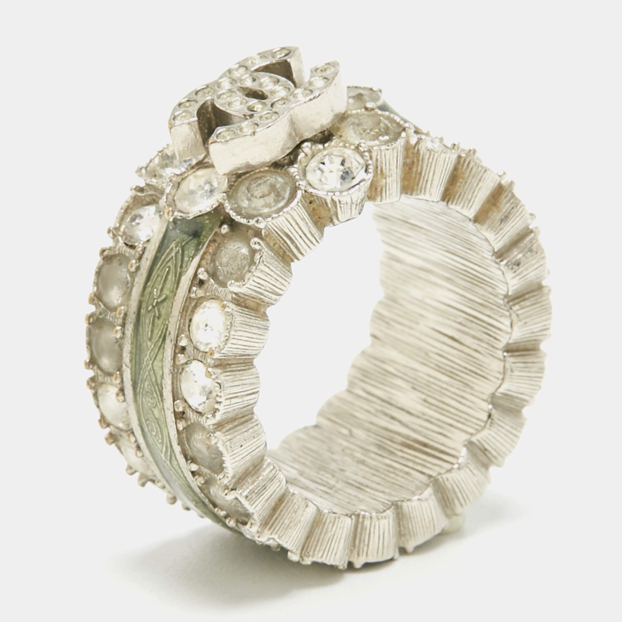 مملوكة مسبقًا خاتم شانيل CC فضي اللون بمينا وكريستال الحجم 52.5