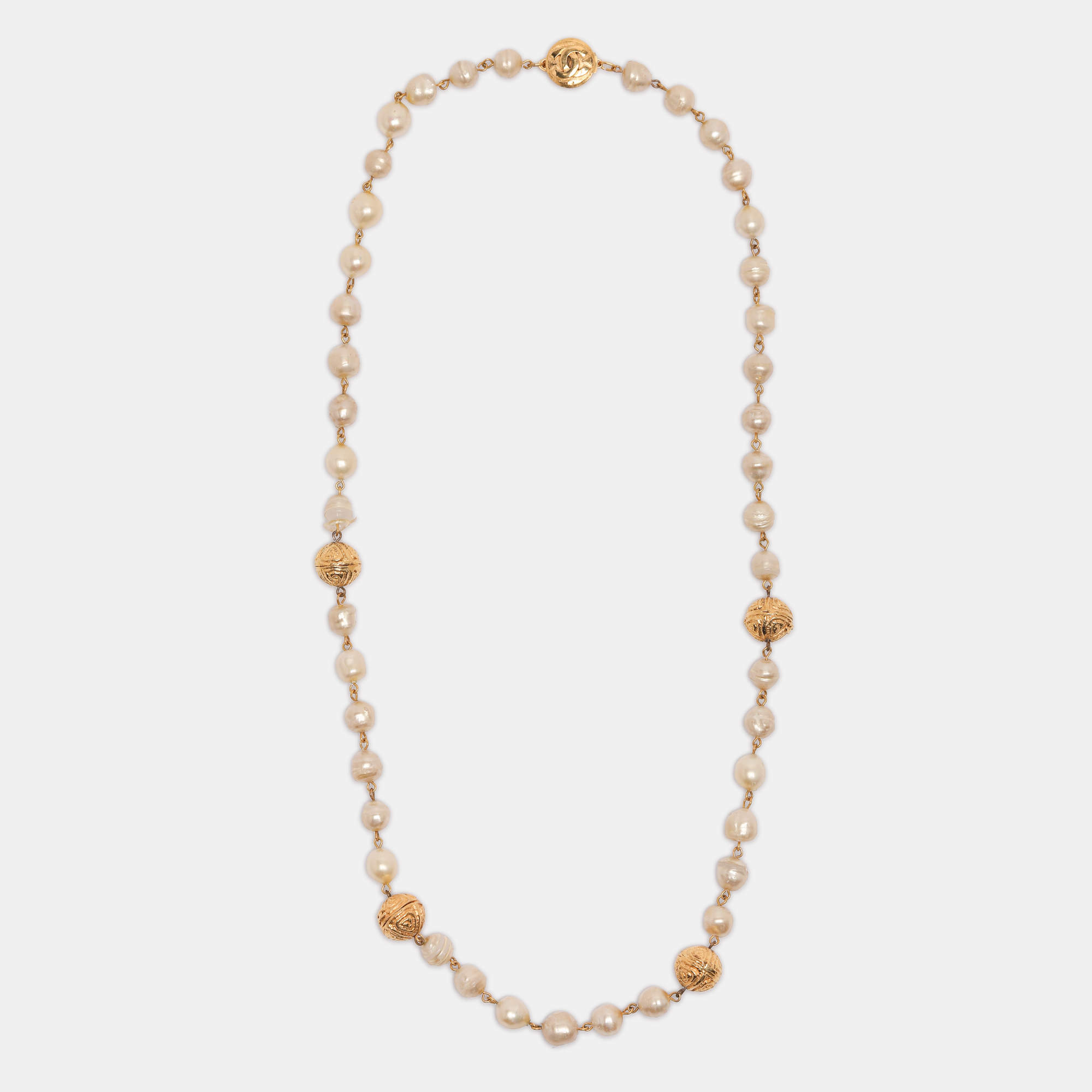 Pre Owned Chanel Gold Tone CC Logo White Faux Pearl Station Necklace