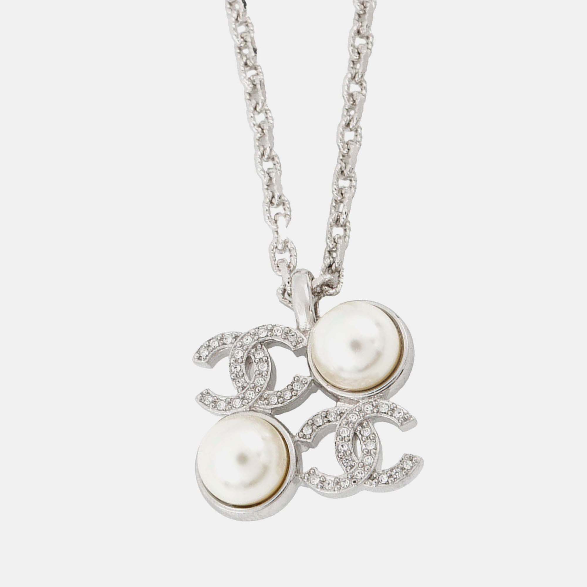 Pre Owned Chanel Cc Logo Faux Pearl Necklace Silver Metal Faux Pearl Rhinestone