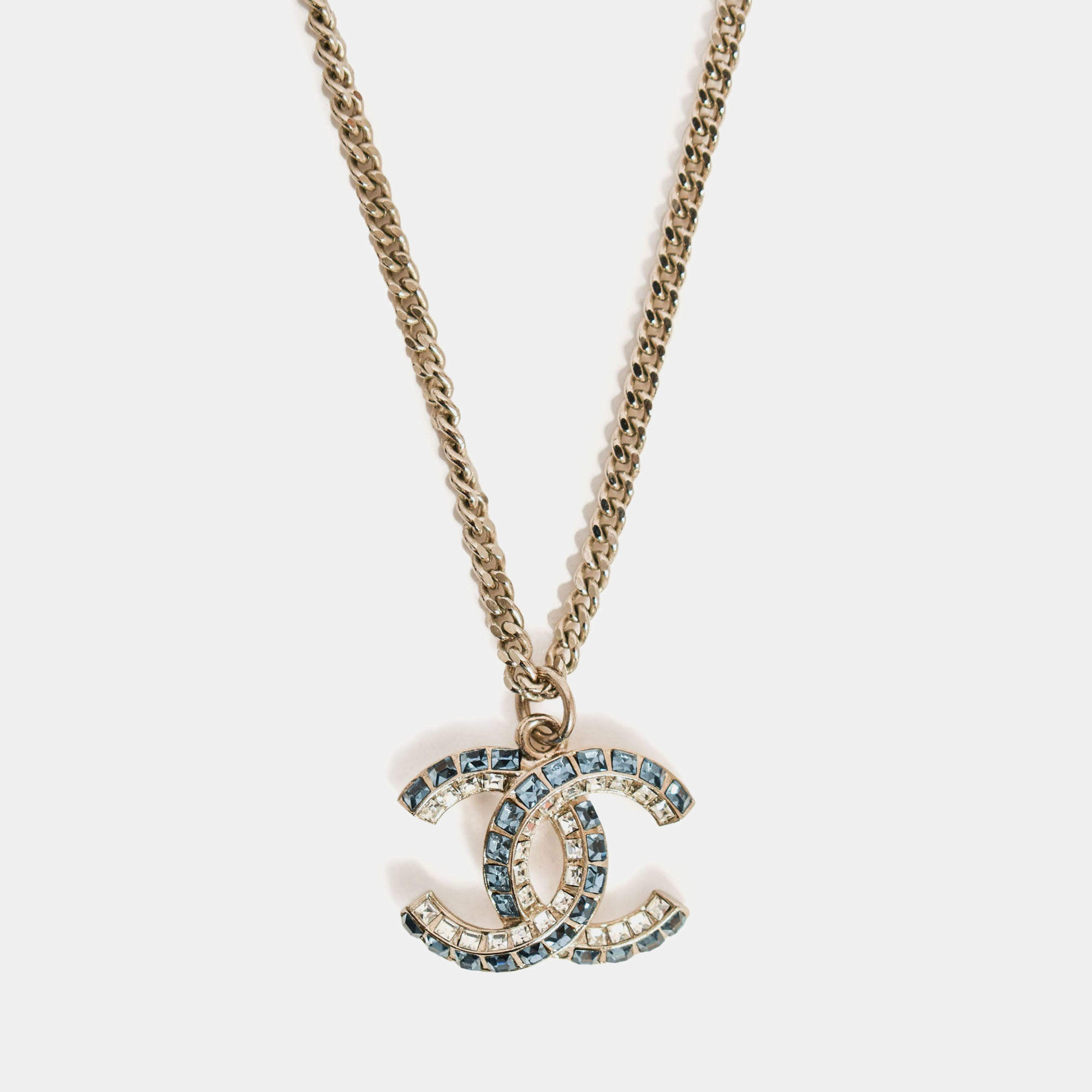 مملوكة مسبقًا Chanel 2019 Silver Toned Blue Crystal CC Long Necklace