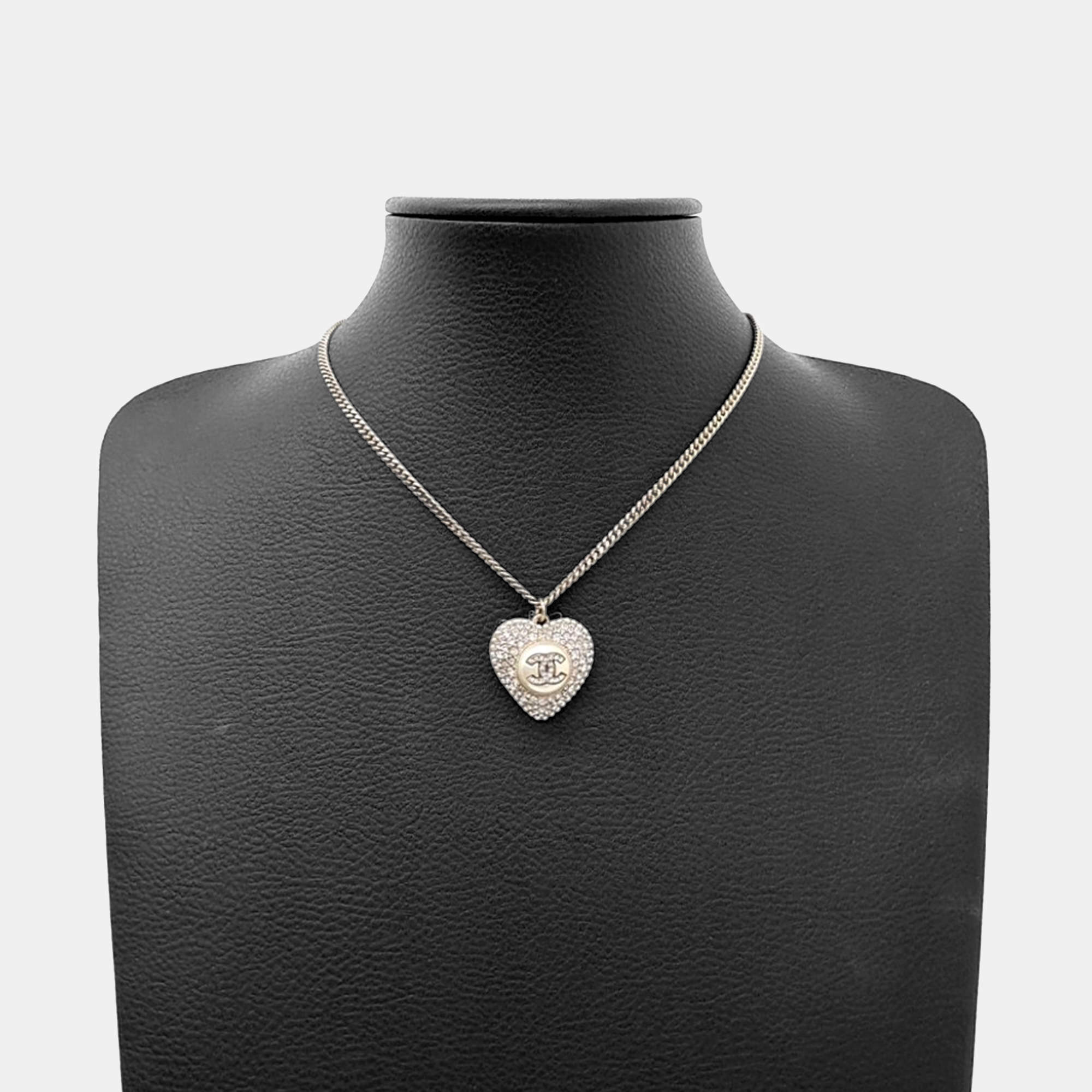 مملوكة مسبقًا Chanel heart necklace