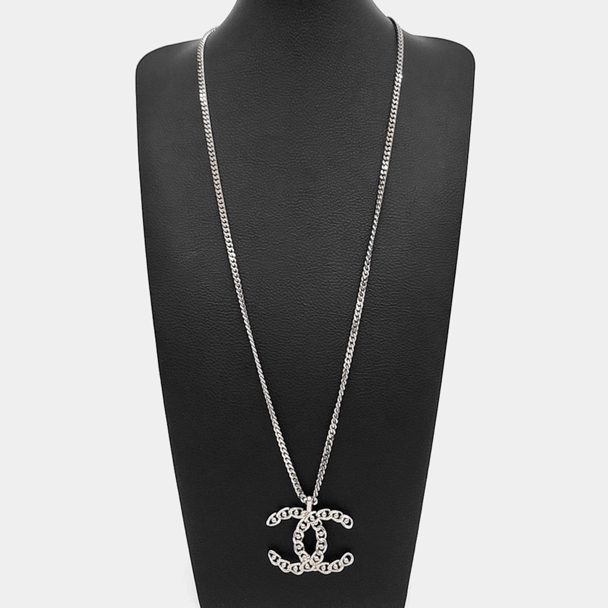 مملوكة مسبقًا عقد شانيَل شعار معدني