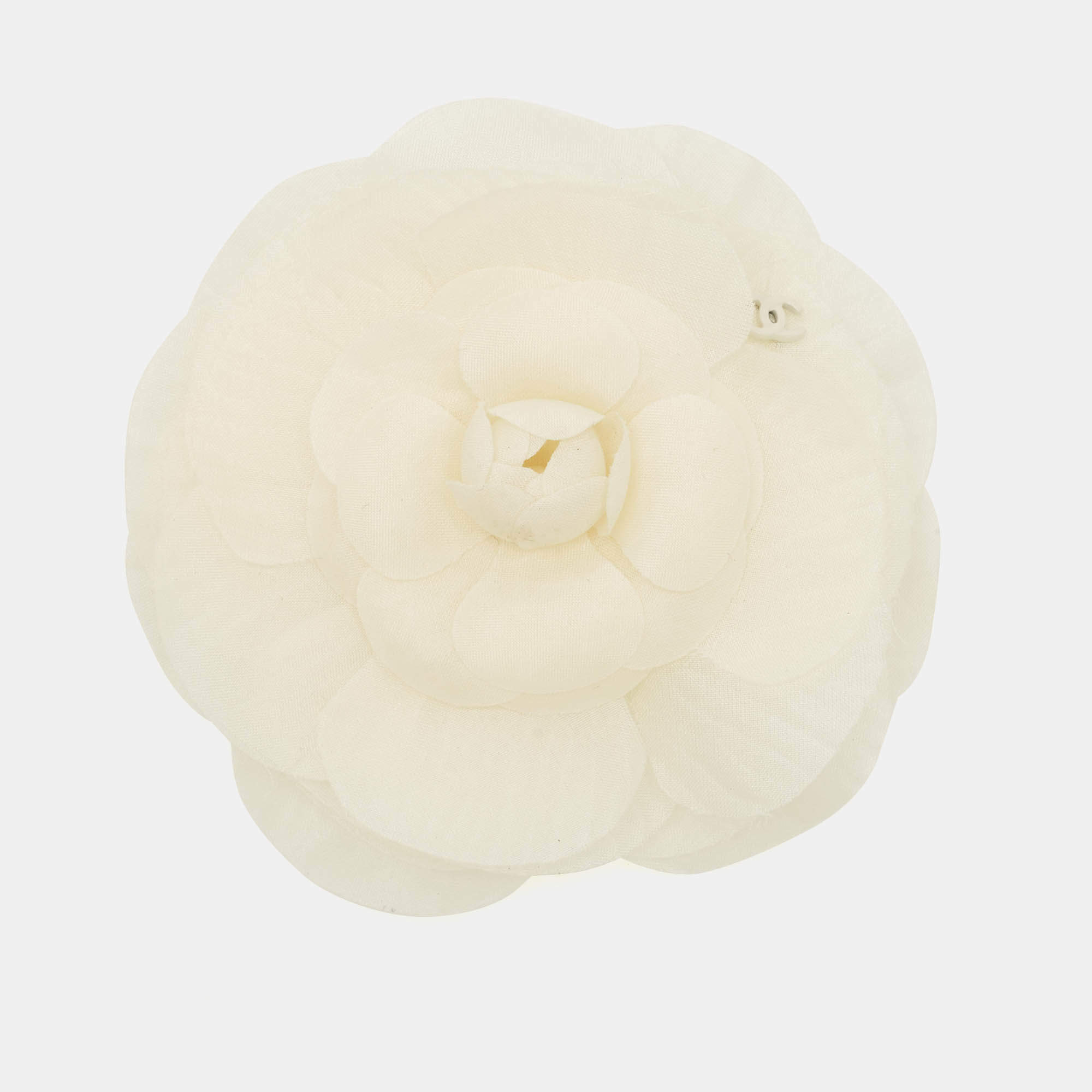 مملوكة مسبقًا بروش قماش الكاميليا من شانيل كريمي