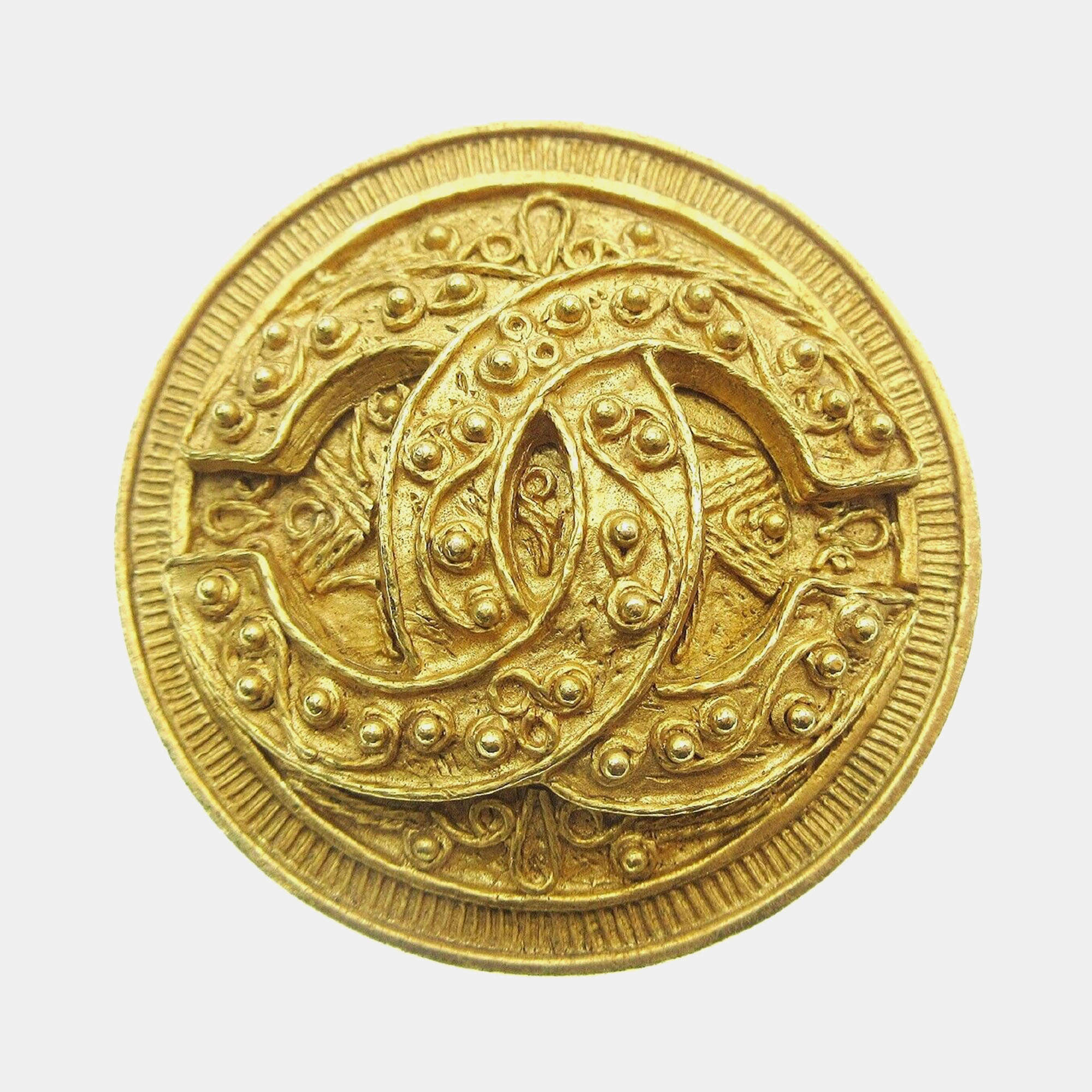 Pre Owned دبوس وسام شانيل لون ذهبي