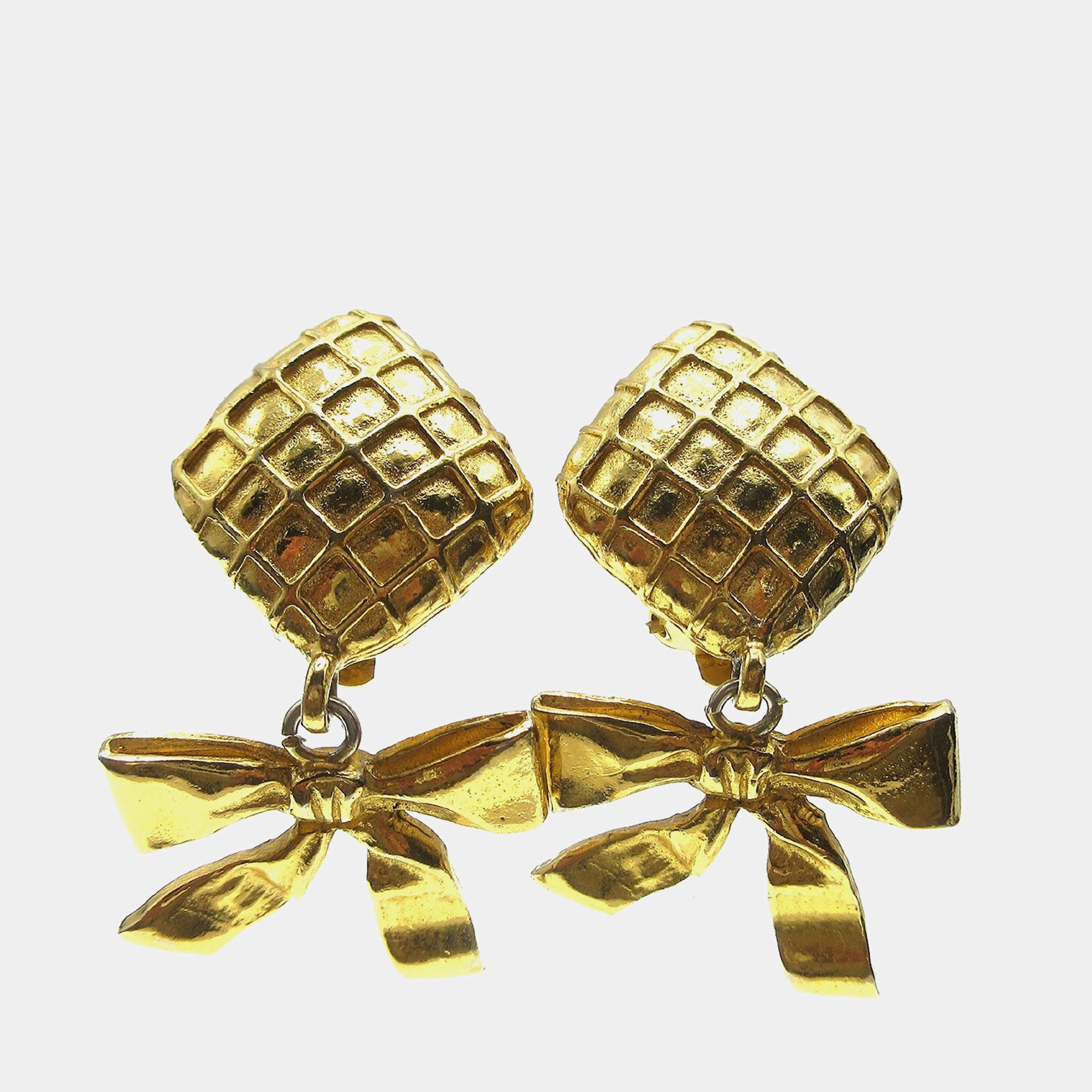 مملوكة مسبقًا Chanel Quilted Bow Dangle Earrings Clip-On Gold