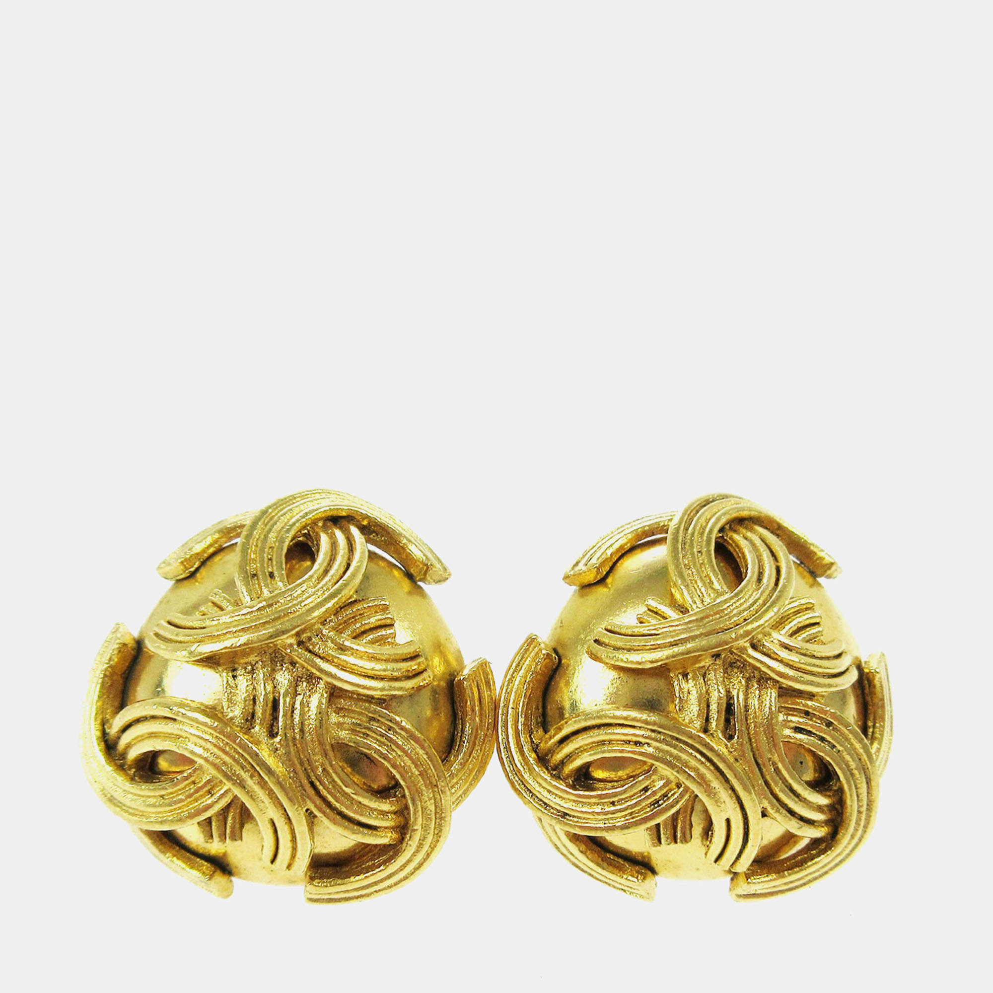 مملوكة مسبقًا Chanel Triple Cc Earrings Clip-On Gold