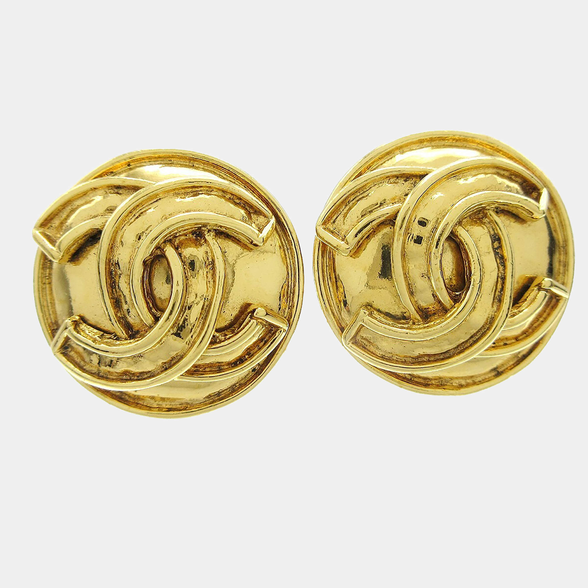 مملوكة مسبقًا Chanel Button Earrings Clip-On Gold