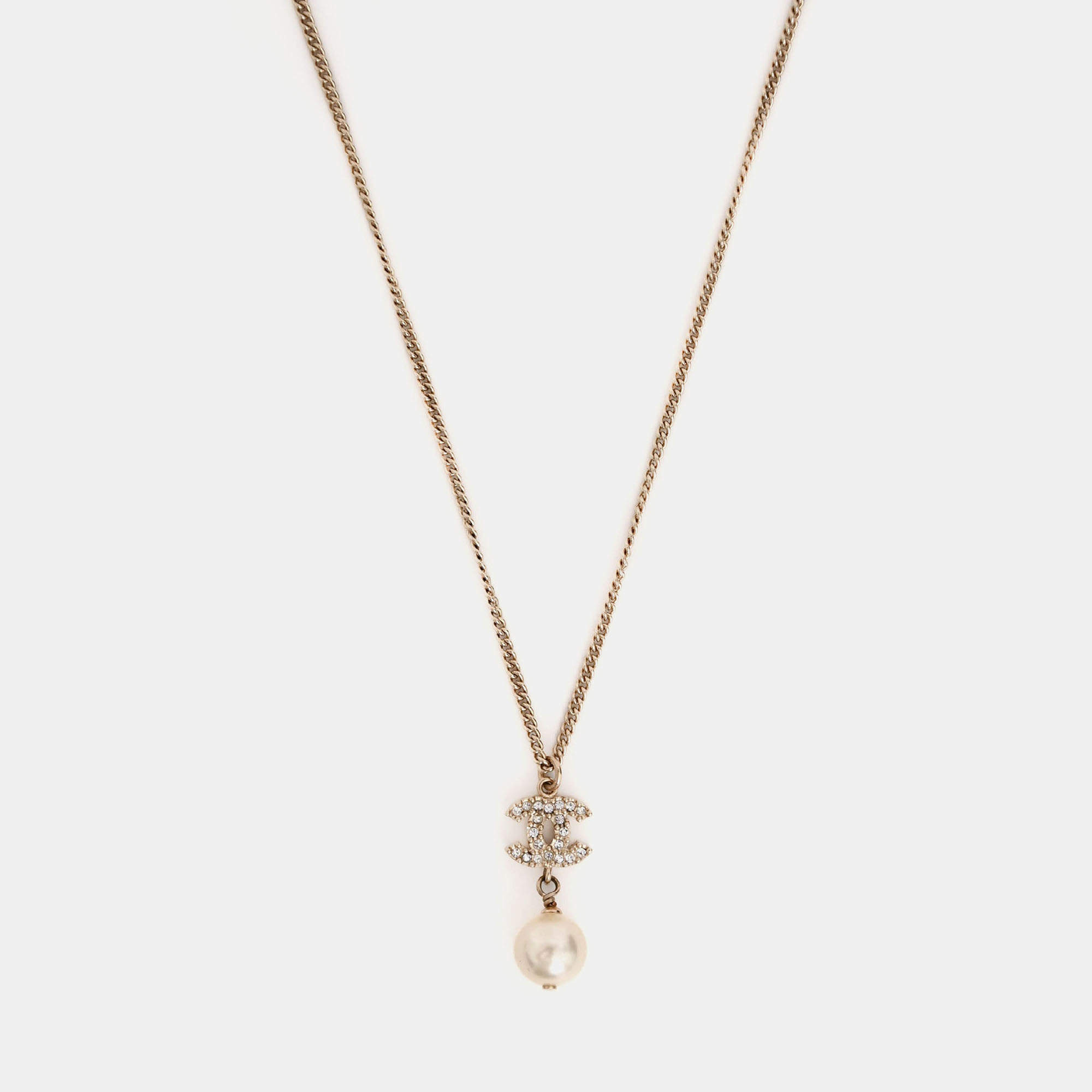 مملوكة مسبقًا قلادة شانيل CC بمعدن ذهبي اللون مع لؤلؤ زائف 2012