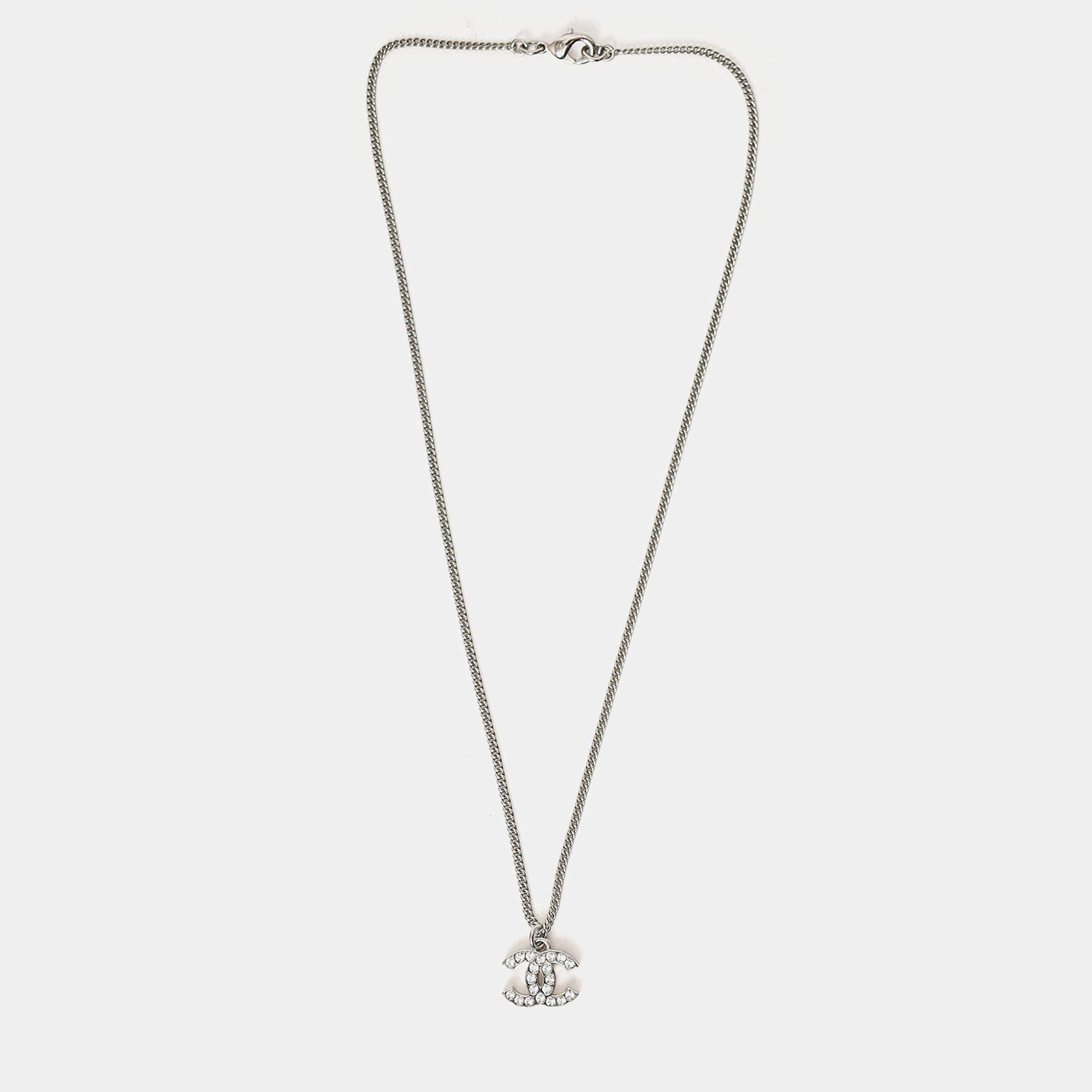 مملوكة مسبقًا قلادة شانيل F12 نغمة فضية مزينة بالكريستال بحرفي سي سي مزدوجين