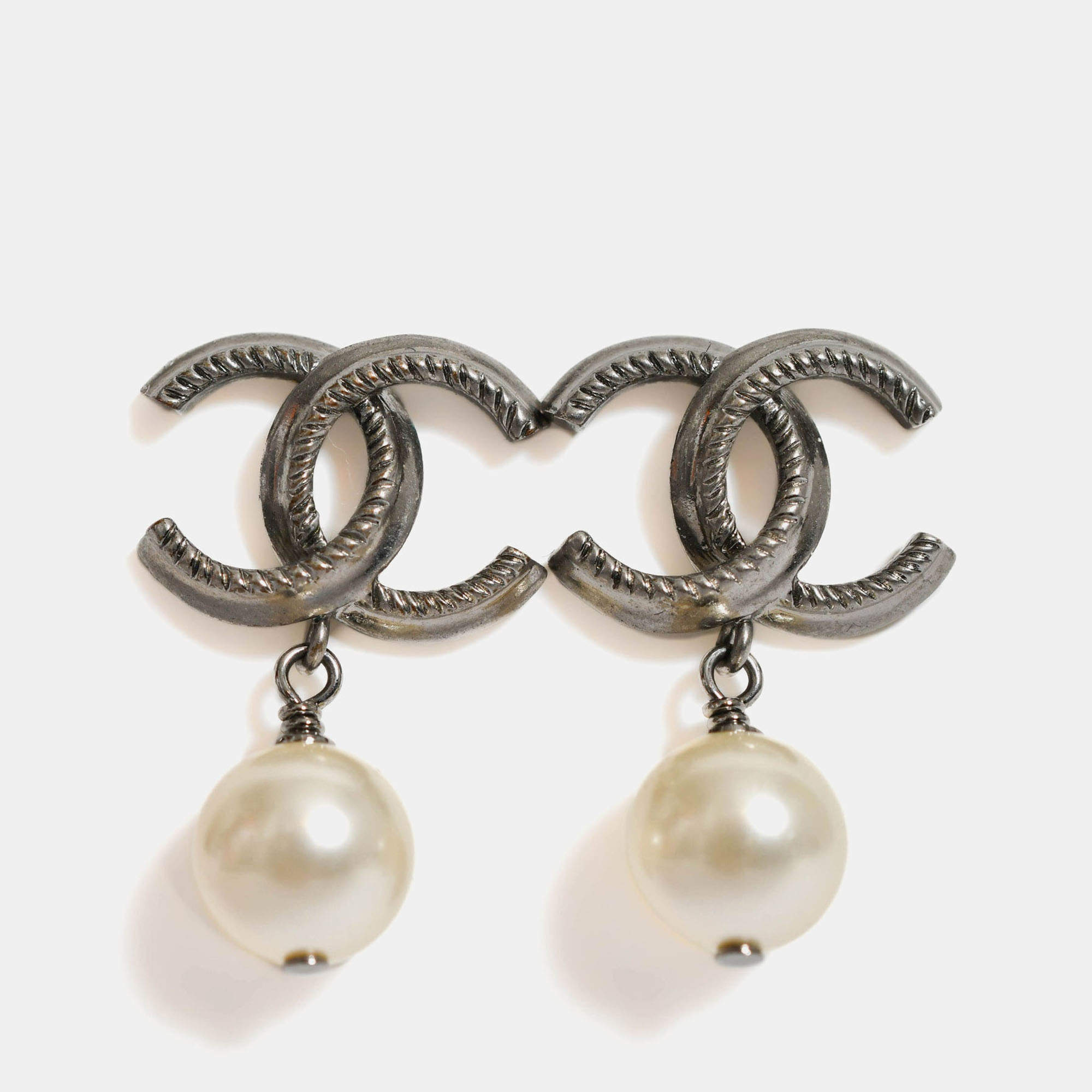 مملوكة مسبقًا Chanel 2011 Silver Toned CC Faux Pearl Drop Earrings
