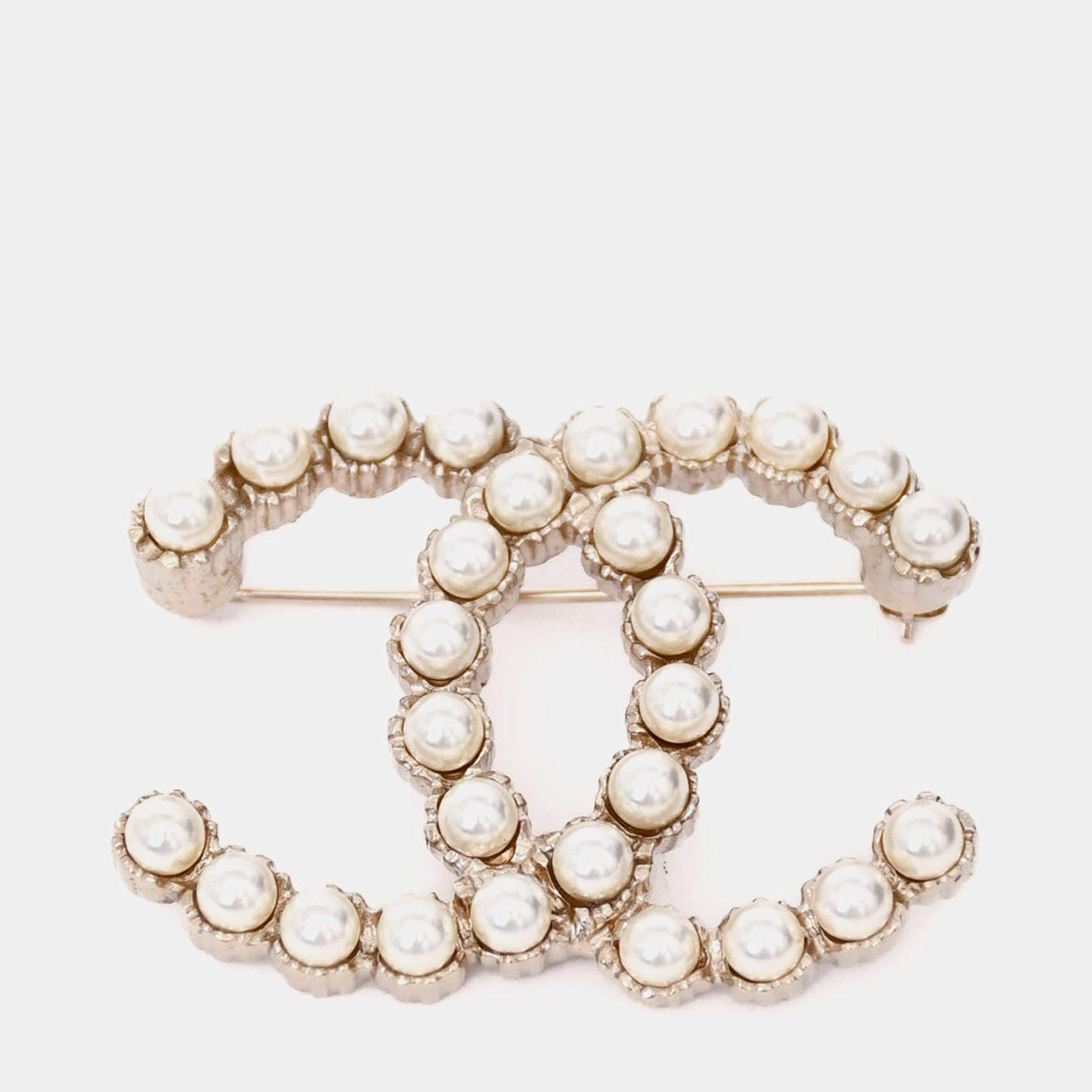 مملوكة مسبقًا Chanel 2019 Gold Tone Metal/Faux Pearl CC Brooch