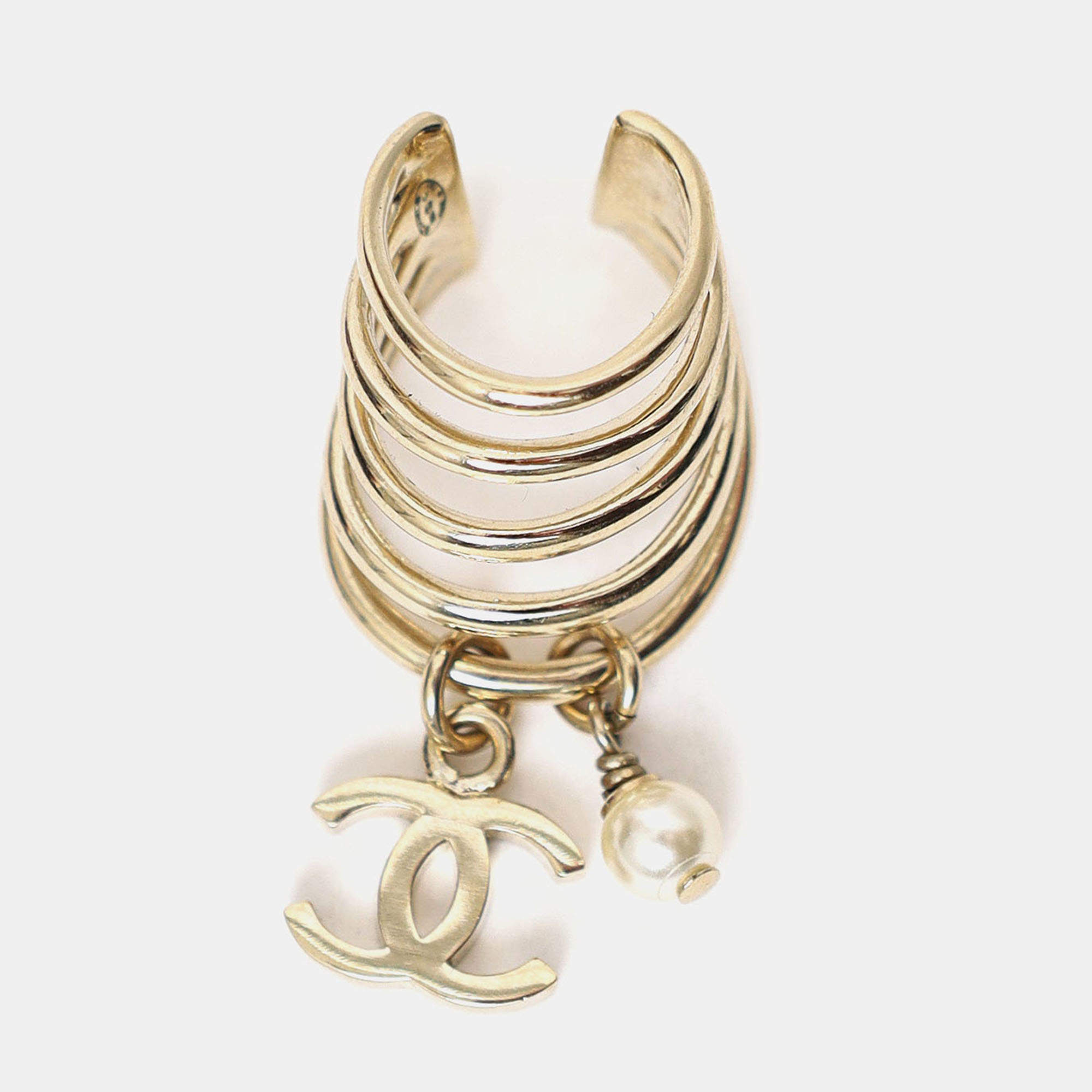 Pre Owned أقراط شانيال CC لؤلؤ ذهبي اللون تتدلى بعروة الأذن