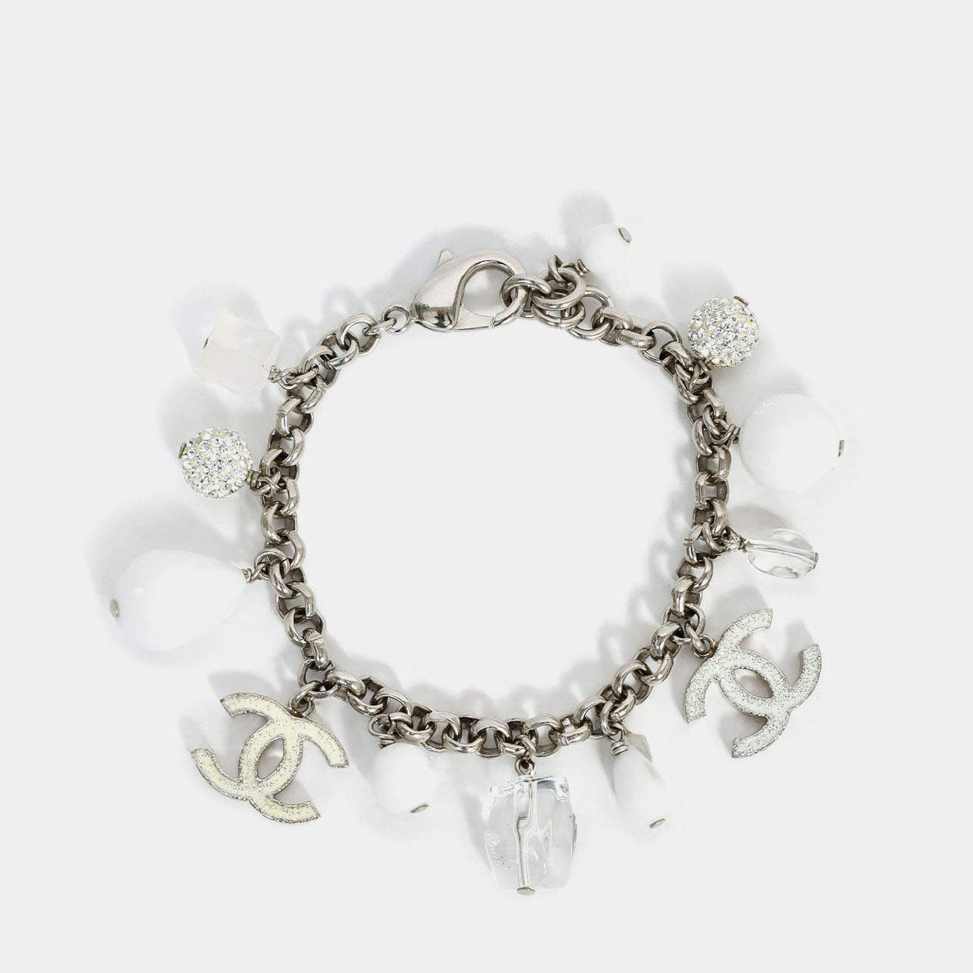 مملوكة مسبقًا Chanel 2010 Silver Tone/White Enamel CC Charm Bracelet