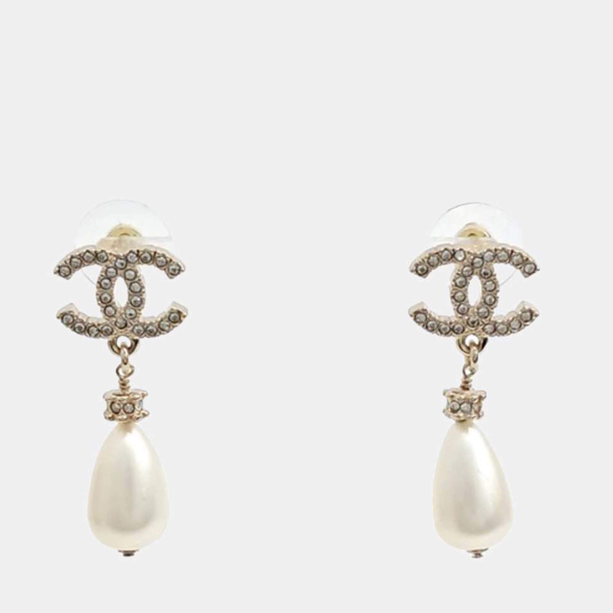 مملوكة مسبقًا Chanel Gold Plated Pearl Logo Earrings