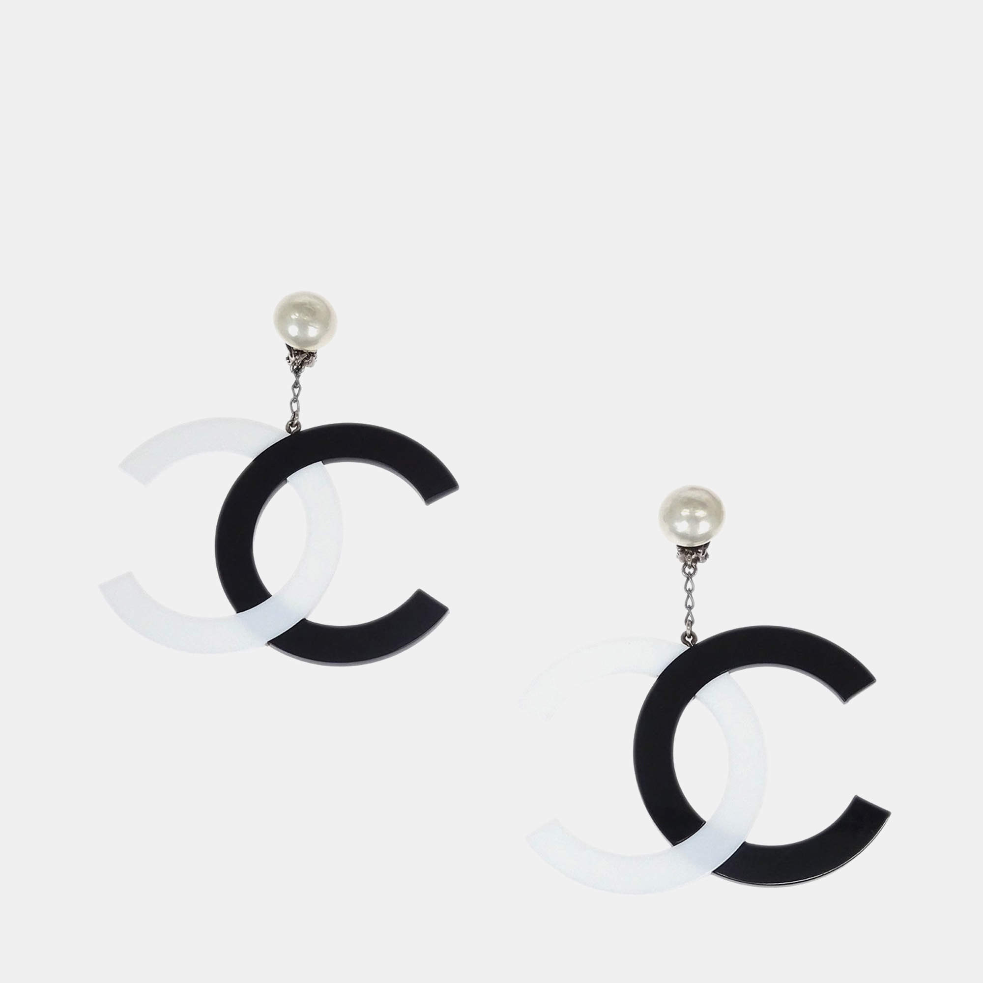 مملوكة مسبقًا Chanel Dangle CC Earrings Clip-On Silver Artificial Pearl