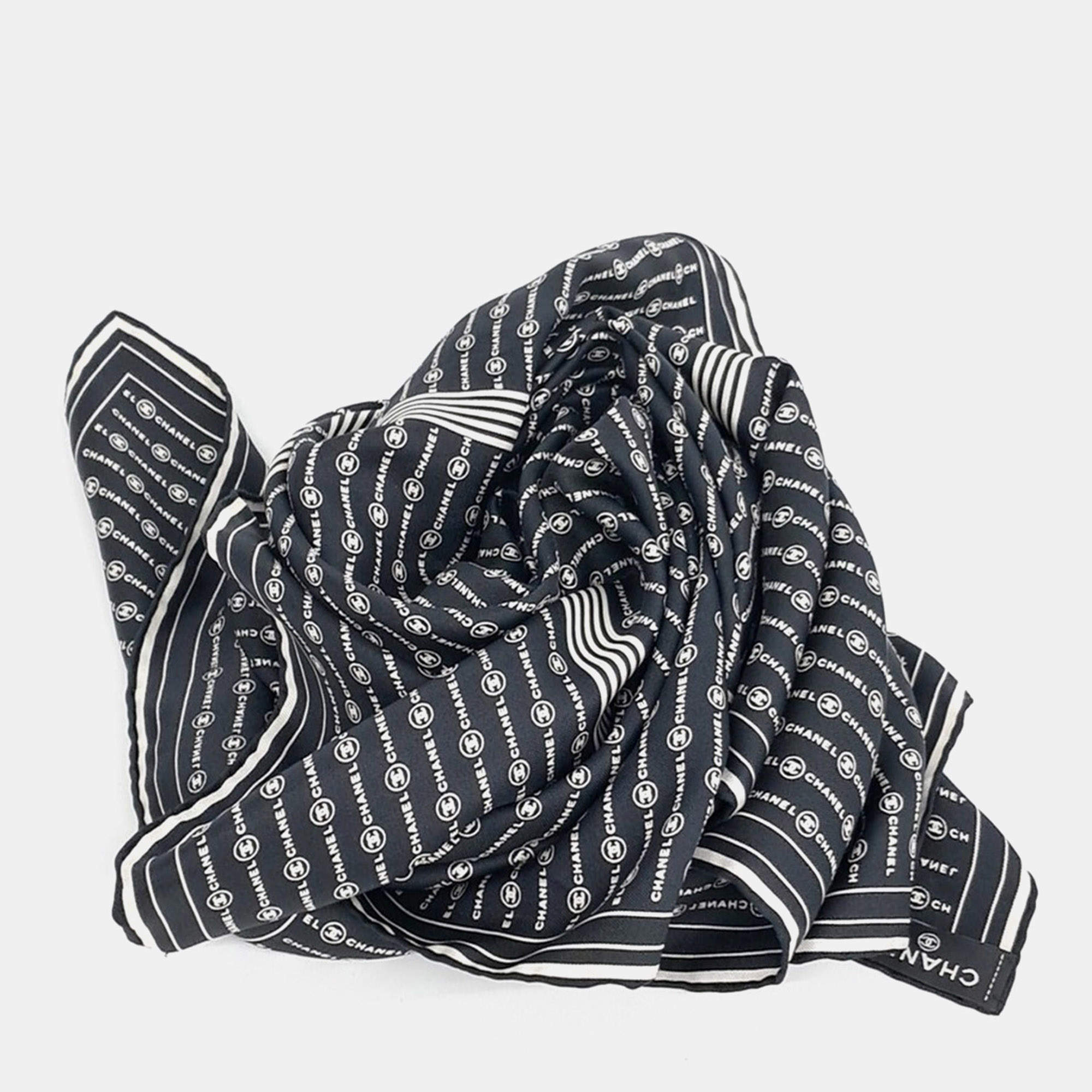 مملوكة مسبقًا Chanel silk scarf