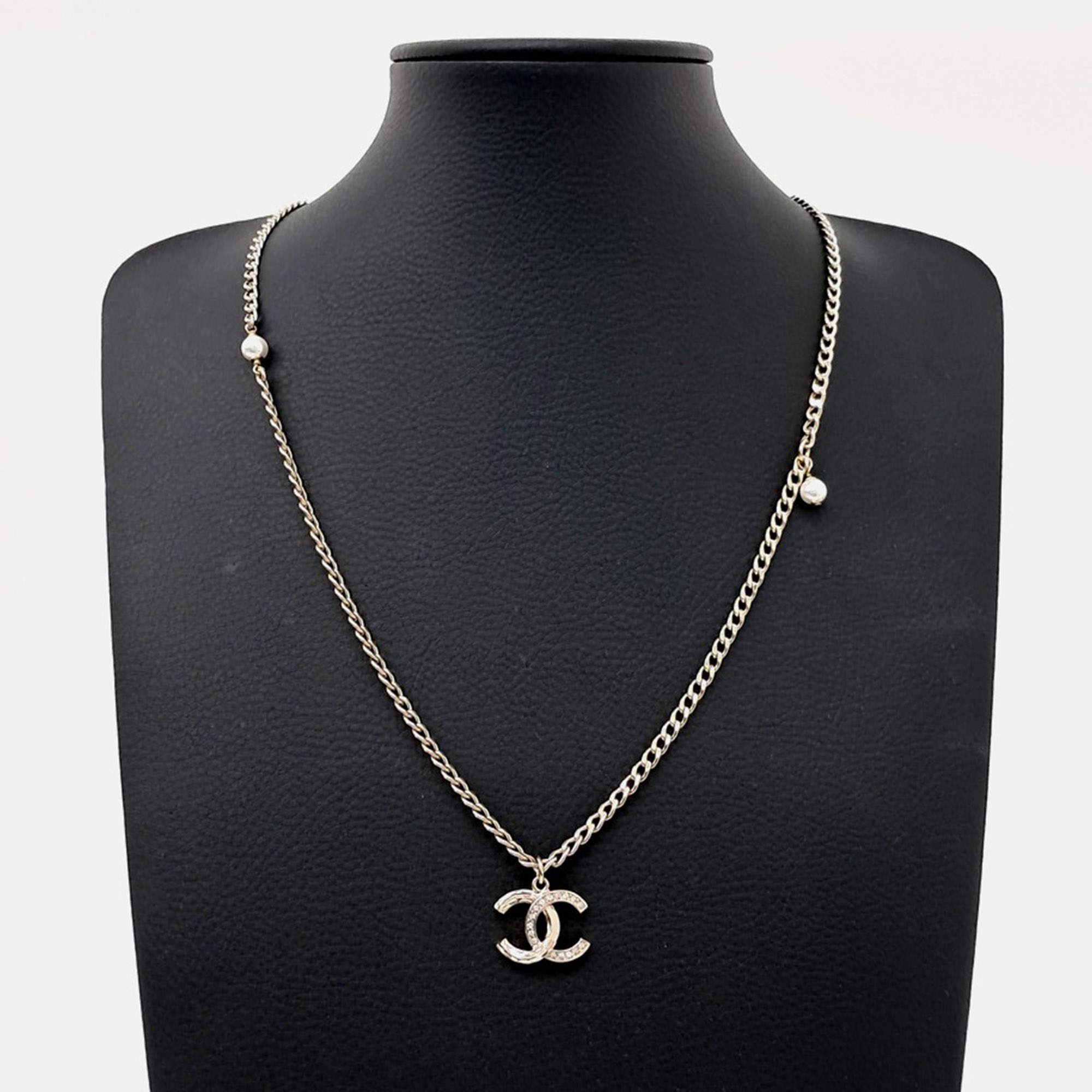 Pre Owned قلادة شعار شانيل