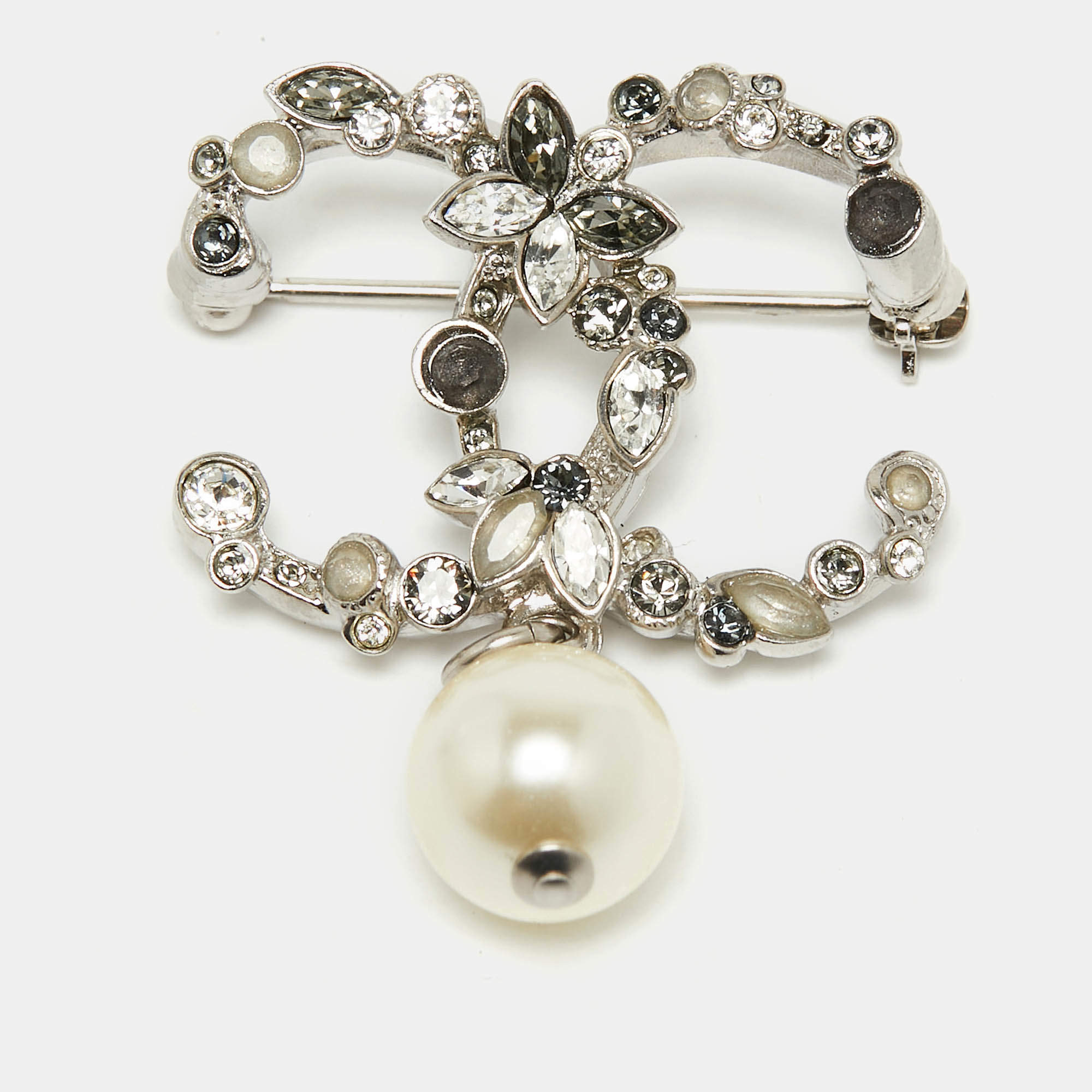 مملوكة مسبقًا Chanel CC Crystals Faux Pearl Silver Tone Brooch