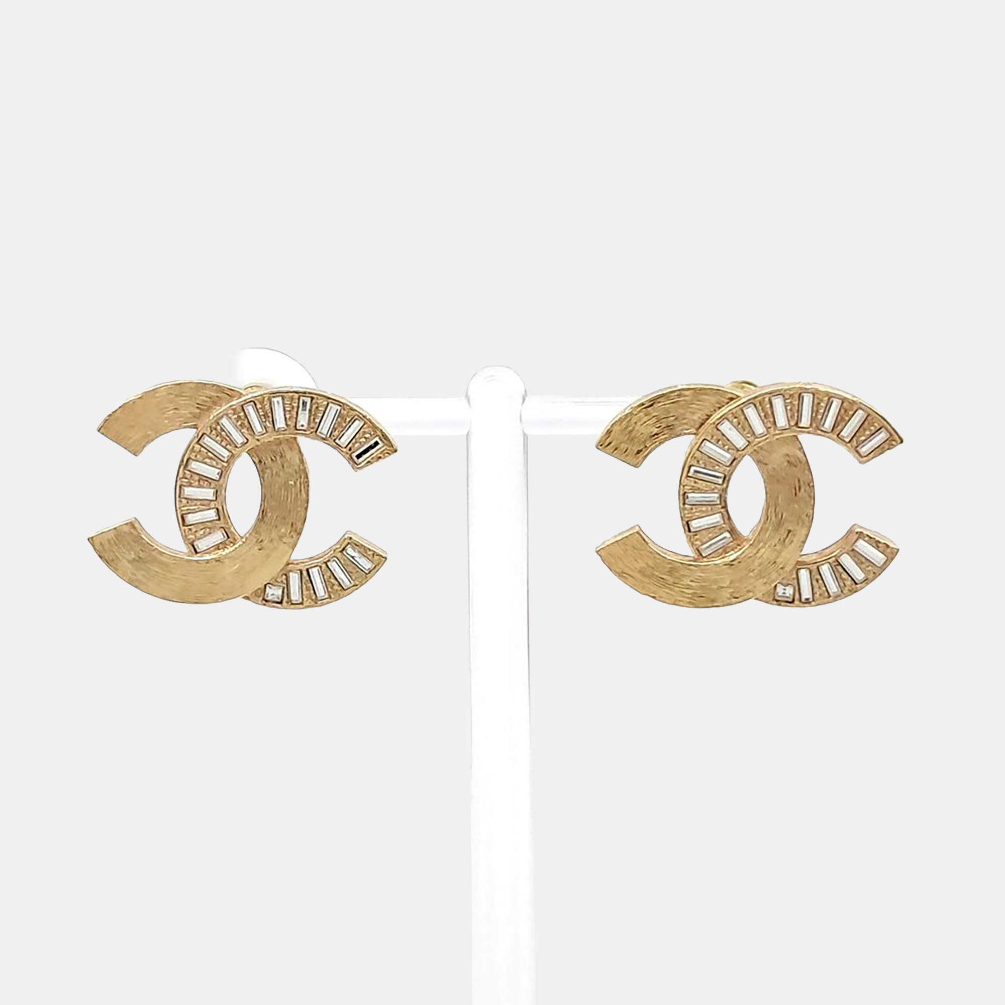 Pre Owned أقراط مزينة بشعار شانيل