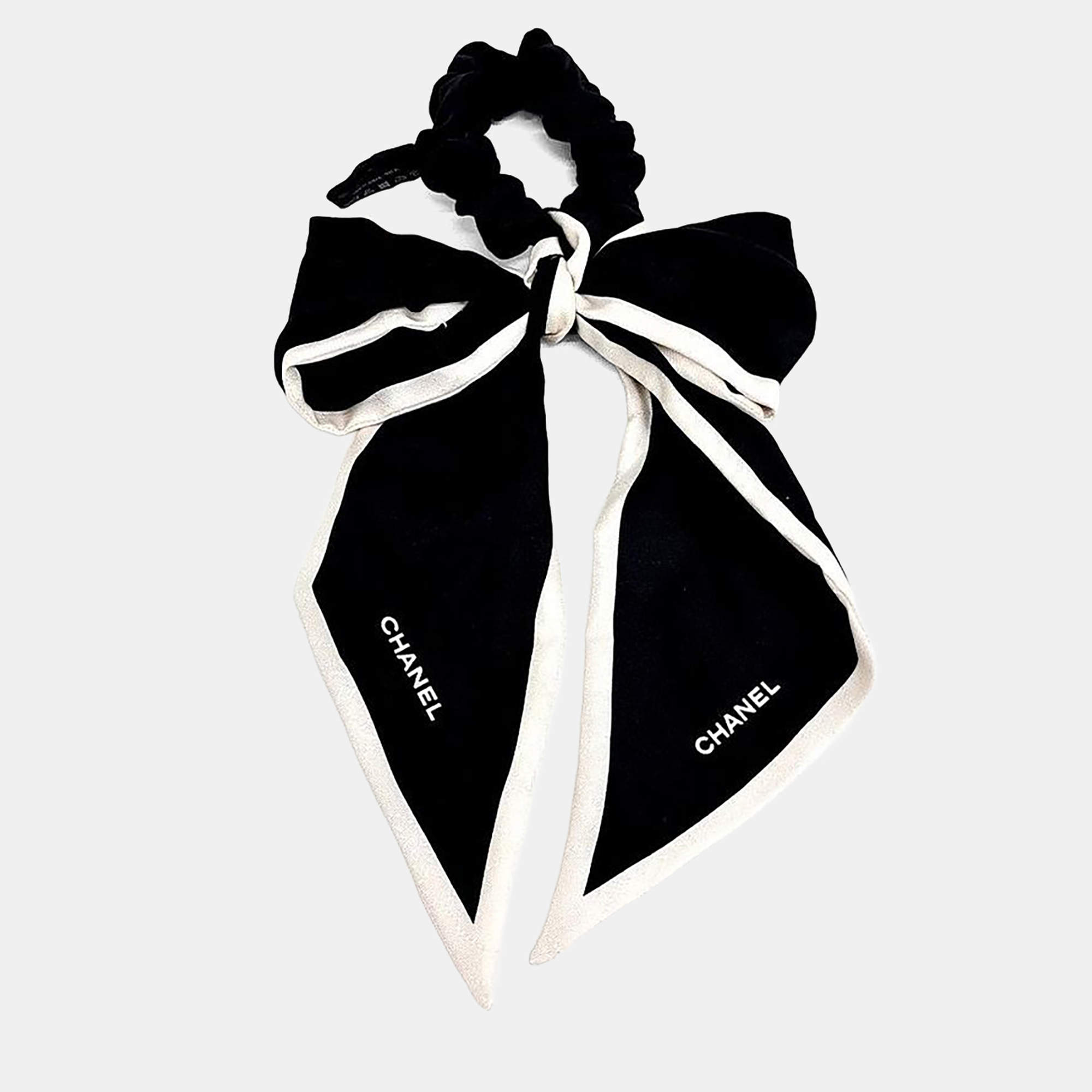 Pre Owned ربطة شعر وشريط شانيل حريري أبيض وأسود