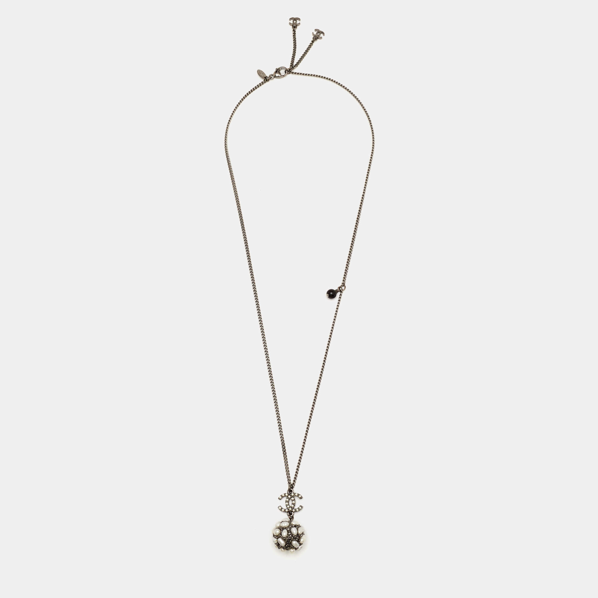 مملوكة مسبقًا Chanel Faux Pearl Gunmetal Tone Pendant Necklace