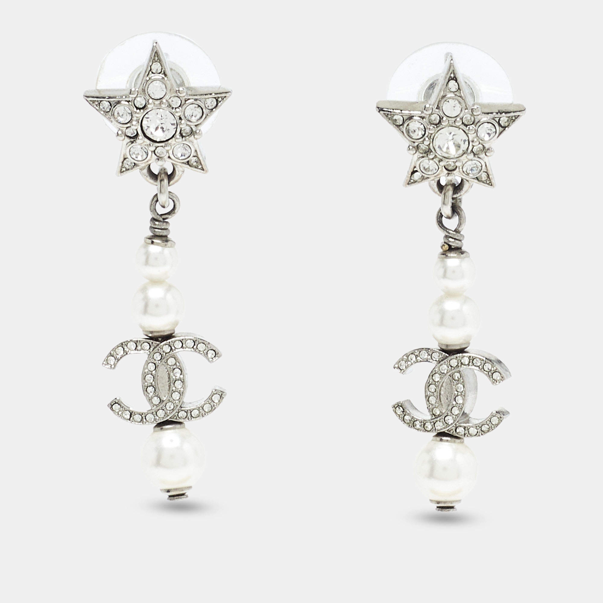 Pre Owned أقراط شانيل سي سي بلؤلؤ صناعي وكريستالات فضي اللون متدلية