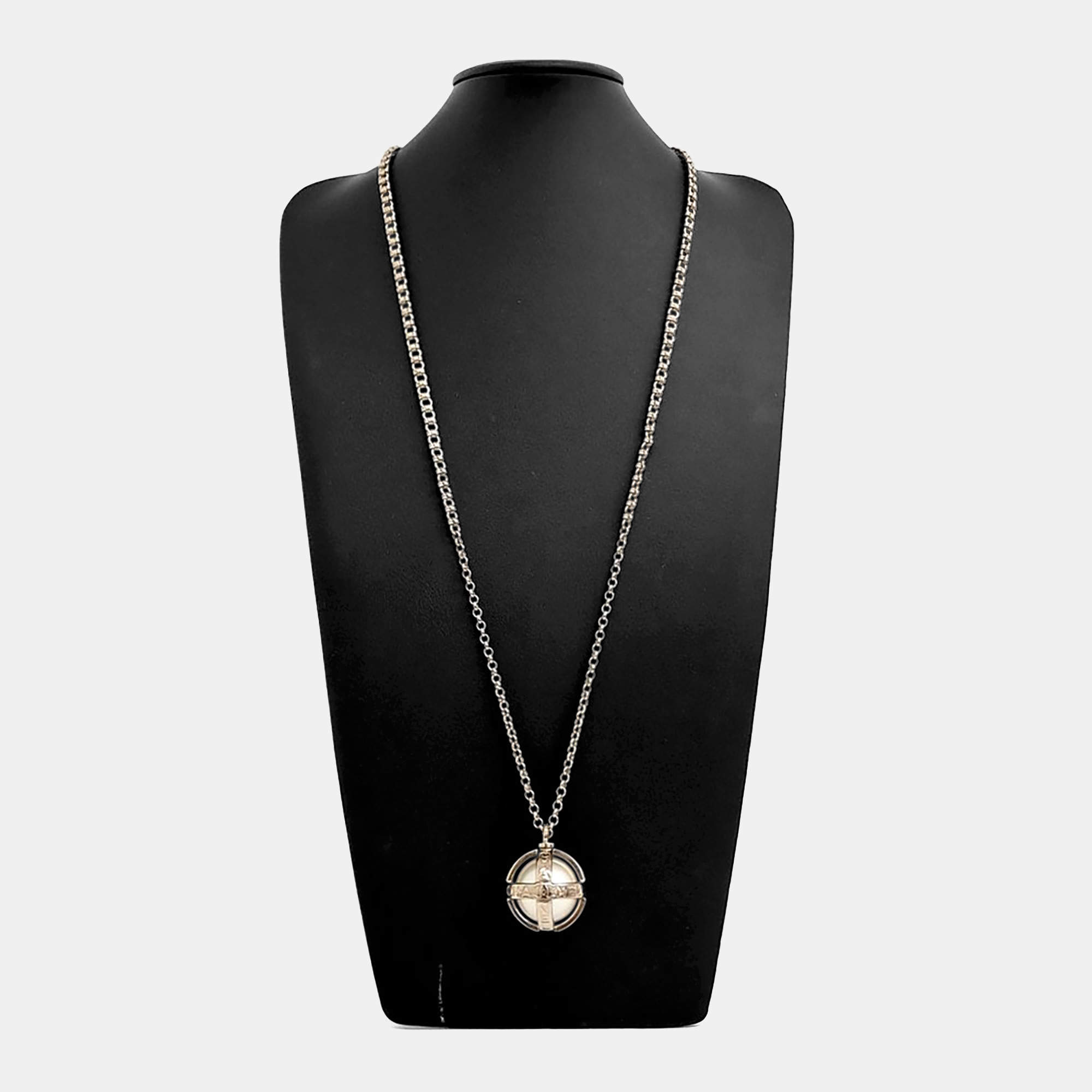 Pre Owned Chanel Gold Tone Necklace  