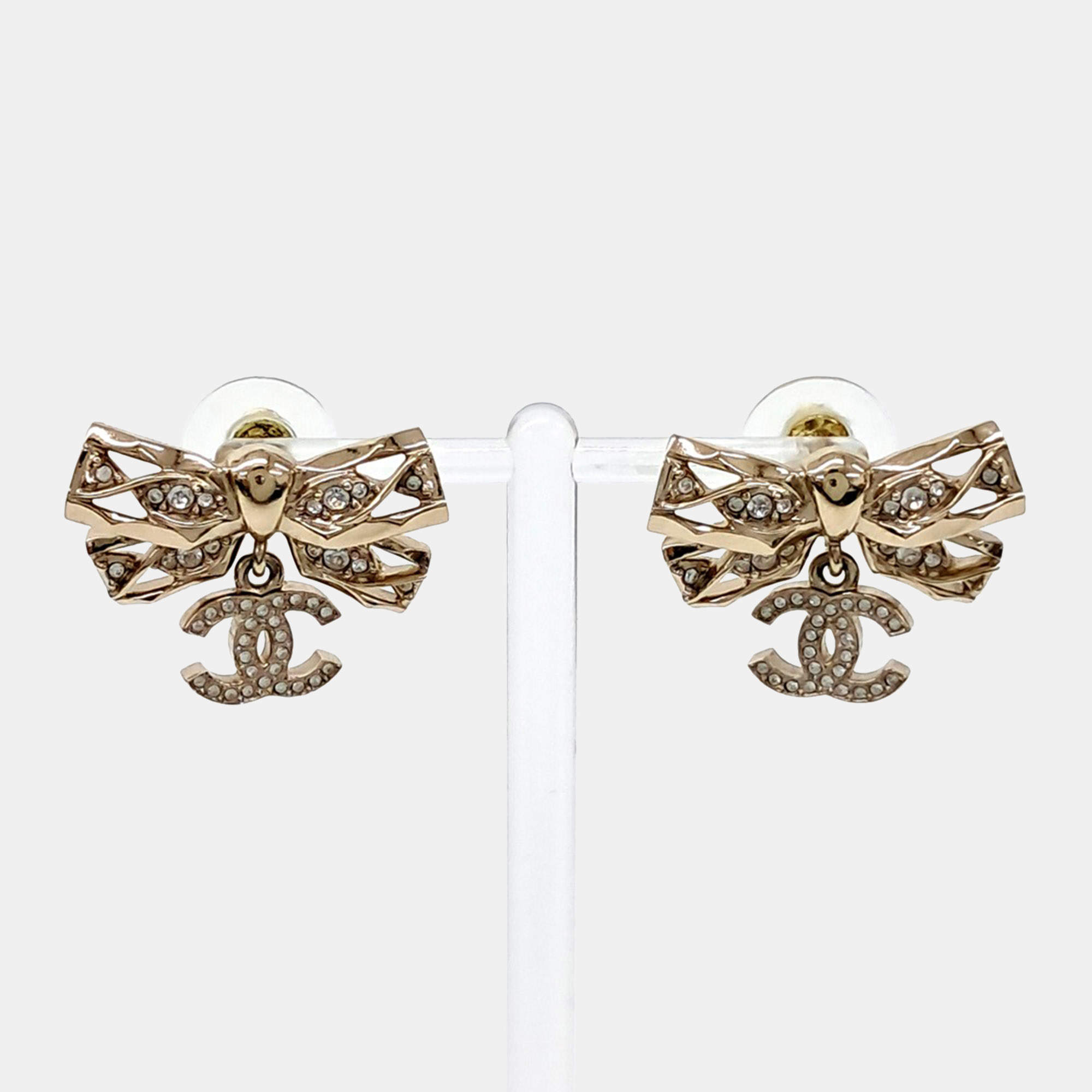 Pre Owned أقراط شانيل بشريط معدني وشعار