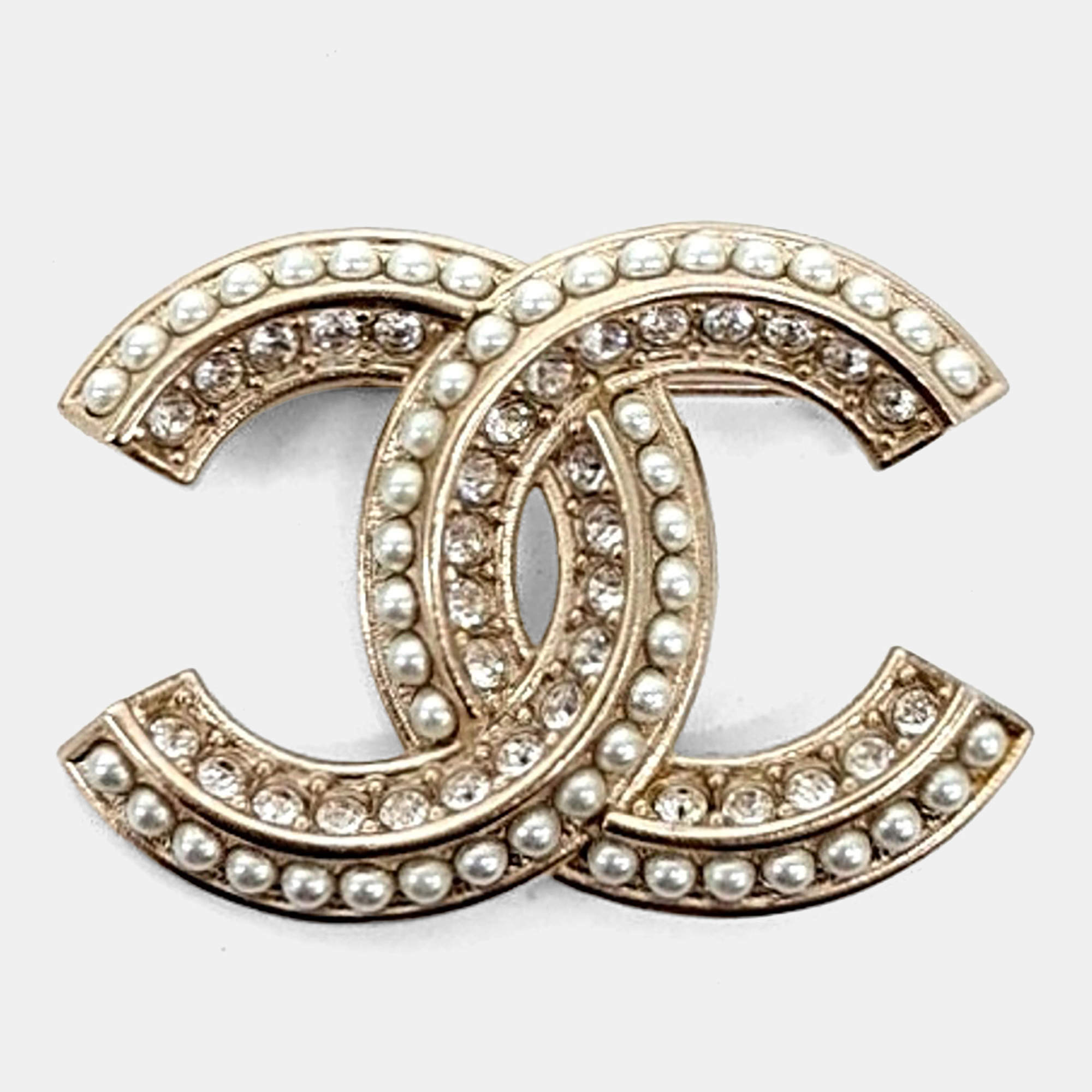 مملوكة مسبقًا Chanel CC Logo Crystals Pearl Gold Brooch