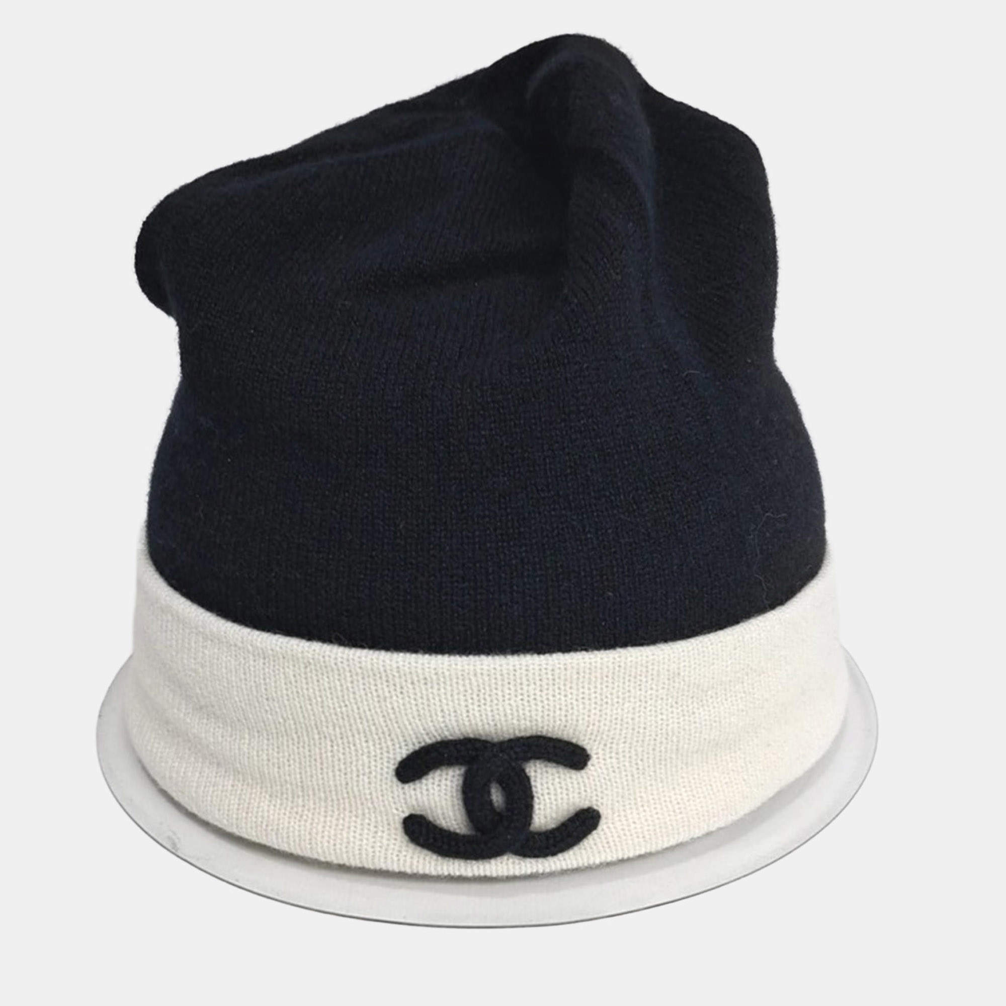 مملوكة مسبقًا قبعة شانييل كشمير أسود/أبيض